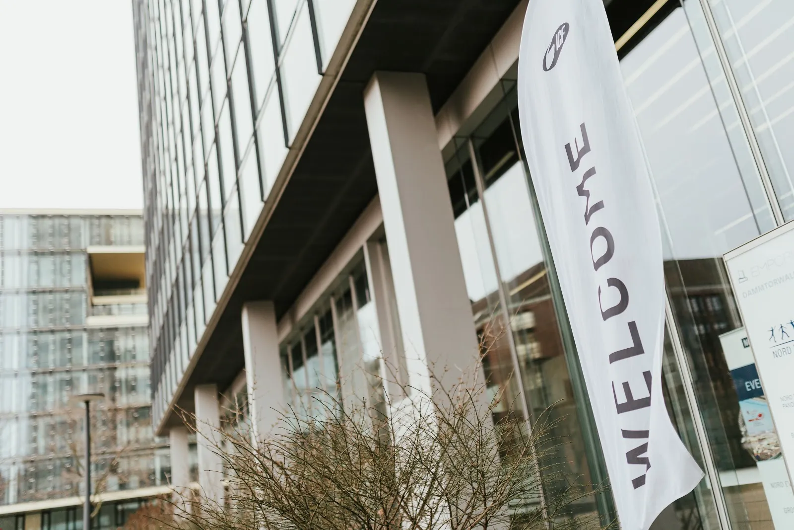 Интерьер или экстерьер ICF Hamburg, демонстрирующий его архитектурную красоту и историческое значение.