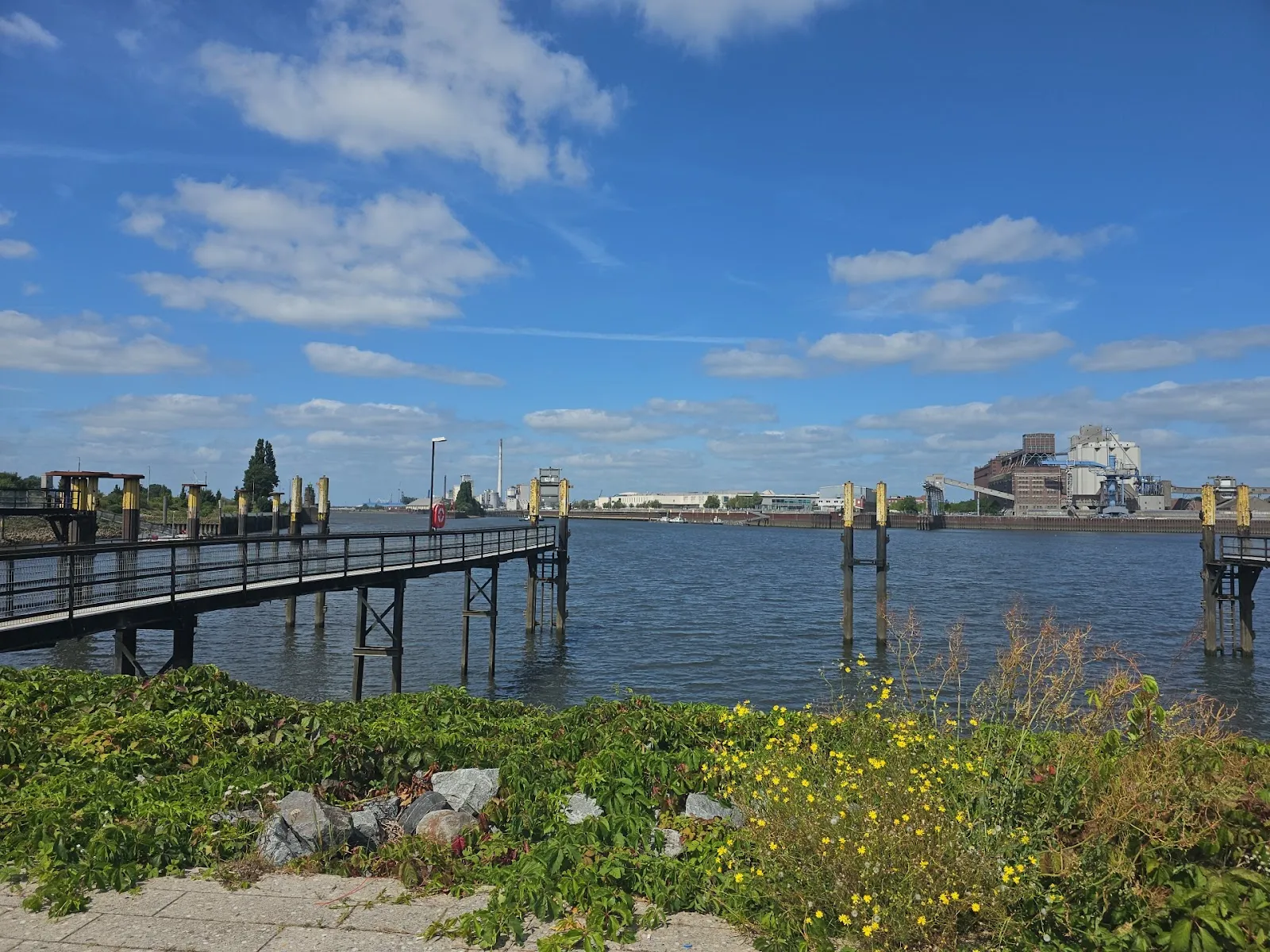 Башня Молентурм в порту Оверзе, Бремен, Германия