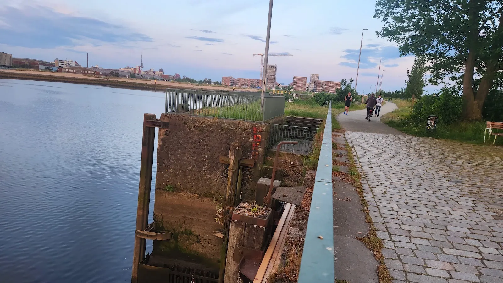 Башня Молентурм в порту Оверзе, Бремен, Германия