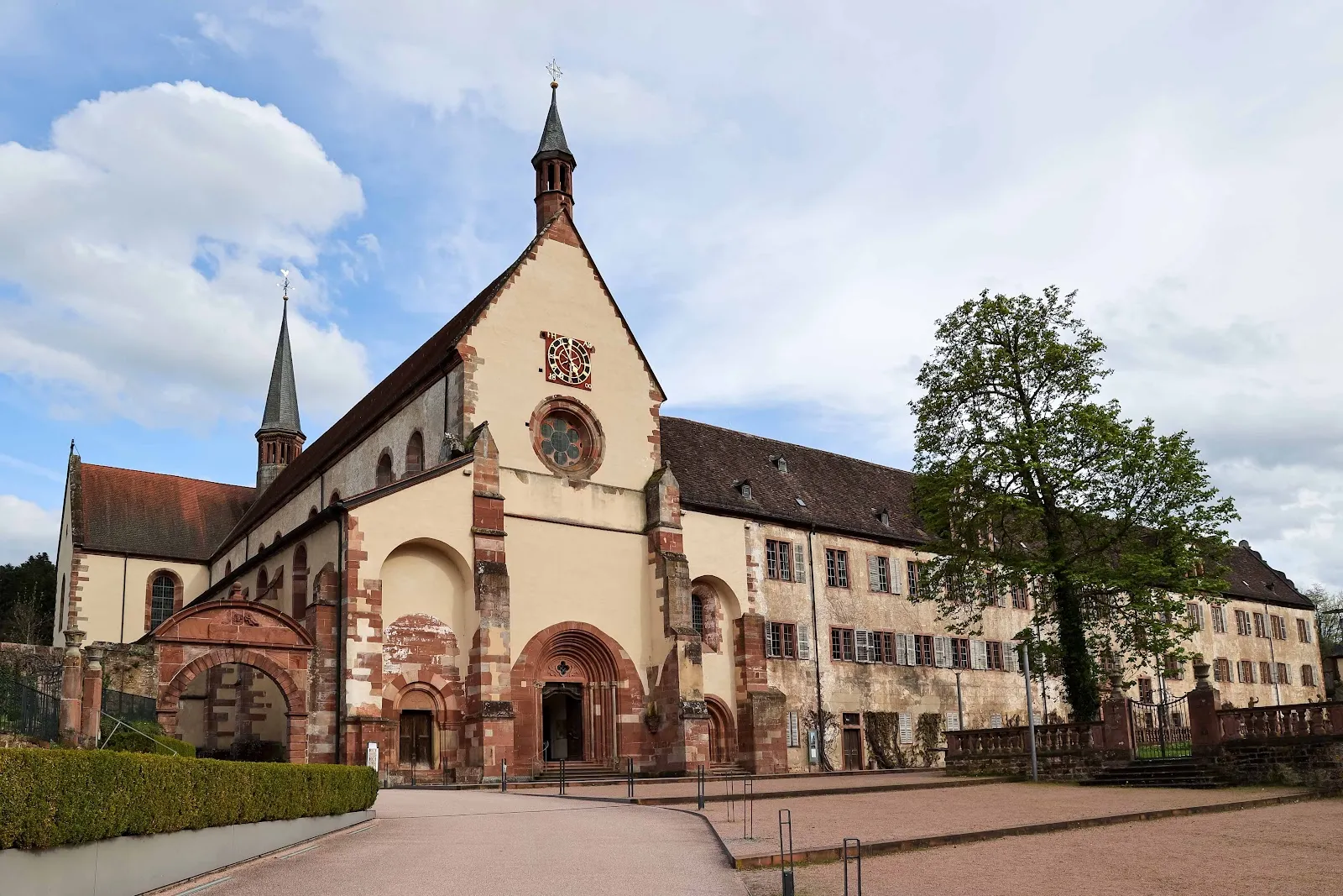 Вид на Монастырь Броннбах с его историческими зданиями