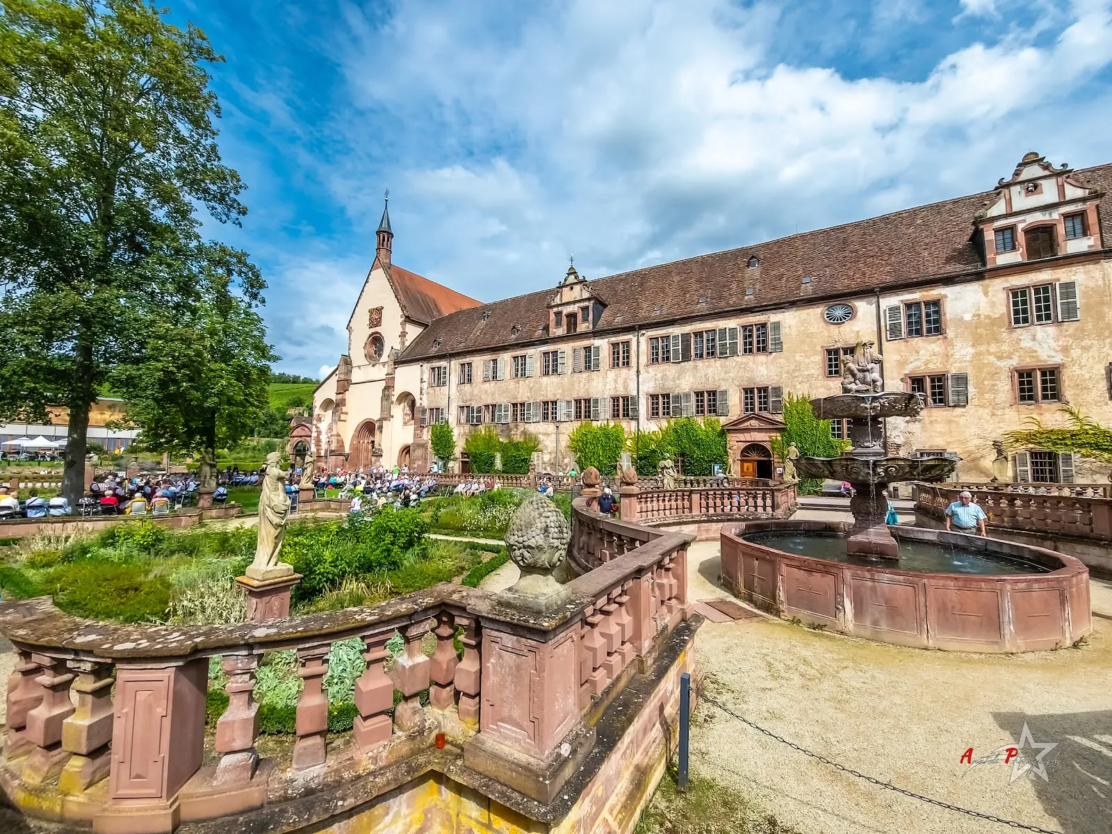 Вид на Монастырь Броннбах с его историческими зданиями