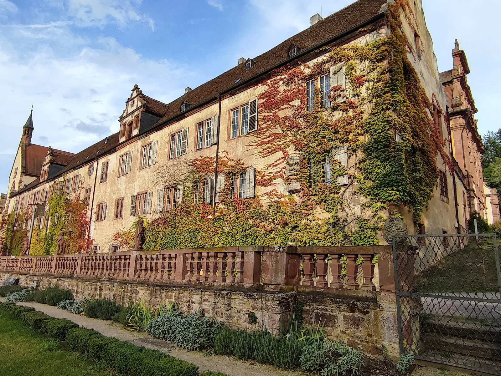 Вид на Монастырь Броннбах с его историческими зданиями