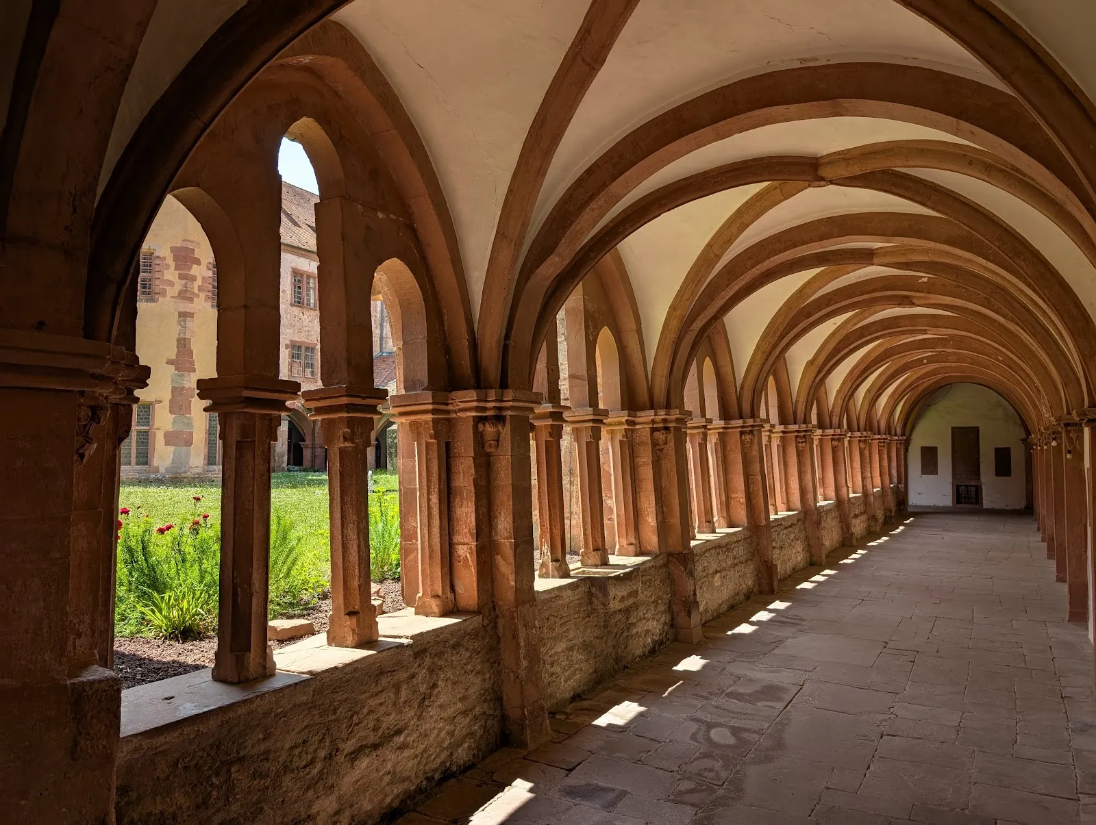 Вид на Монастырь Броннбах с его историческими зданиями