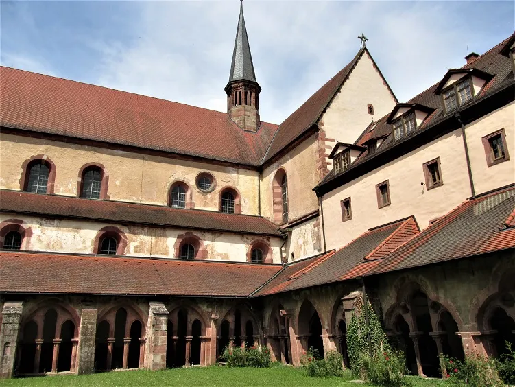 Вид на Монастырь Броннбах с его историческими зданиями