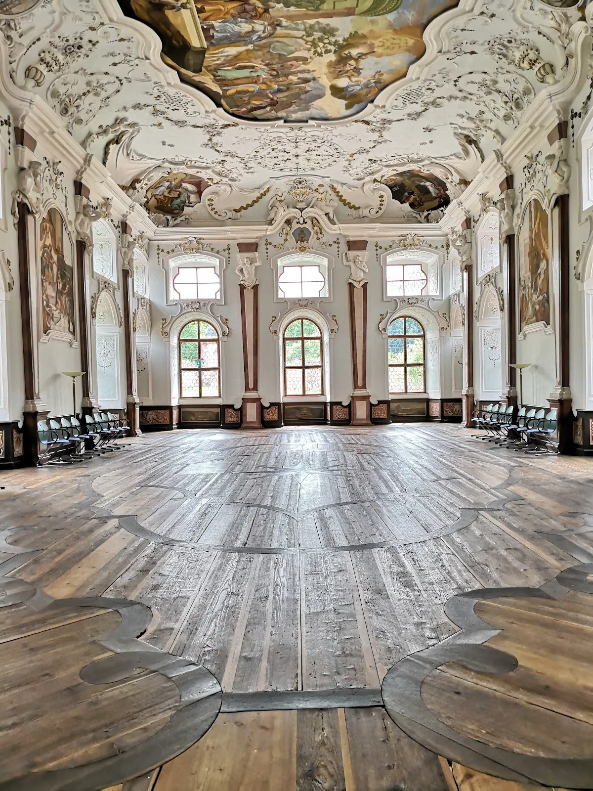 Вид на Монастырь Броннбах с его историческими зданиями