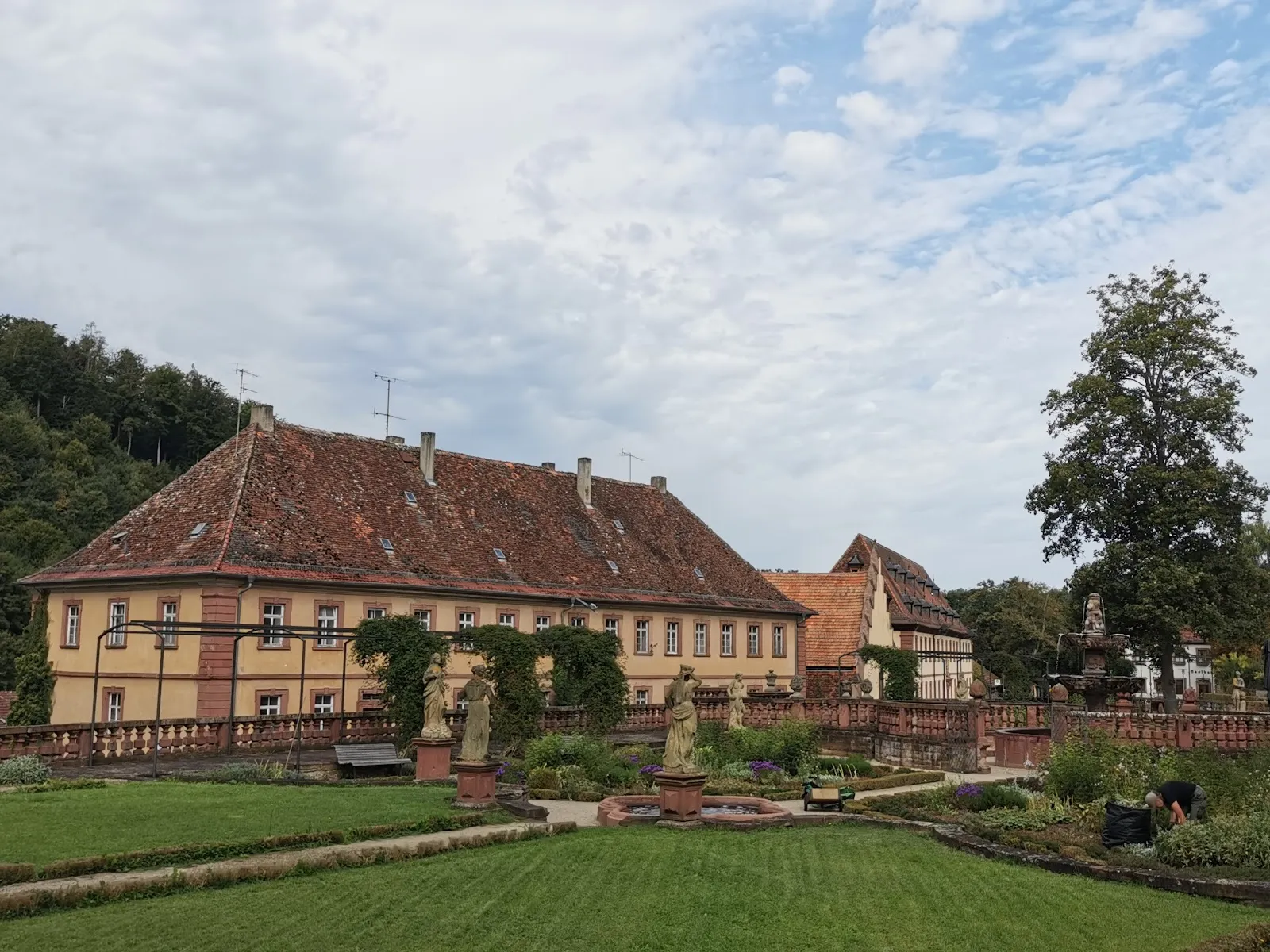 Вид на Монастырь Броннбах с его историческими зданиями