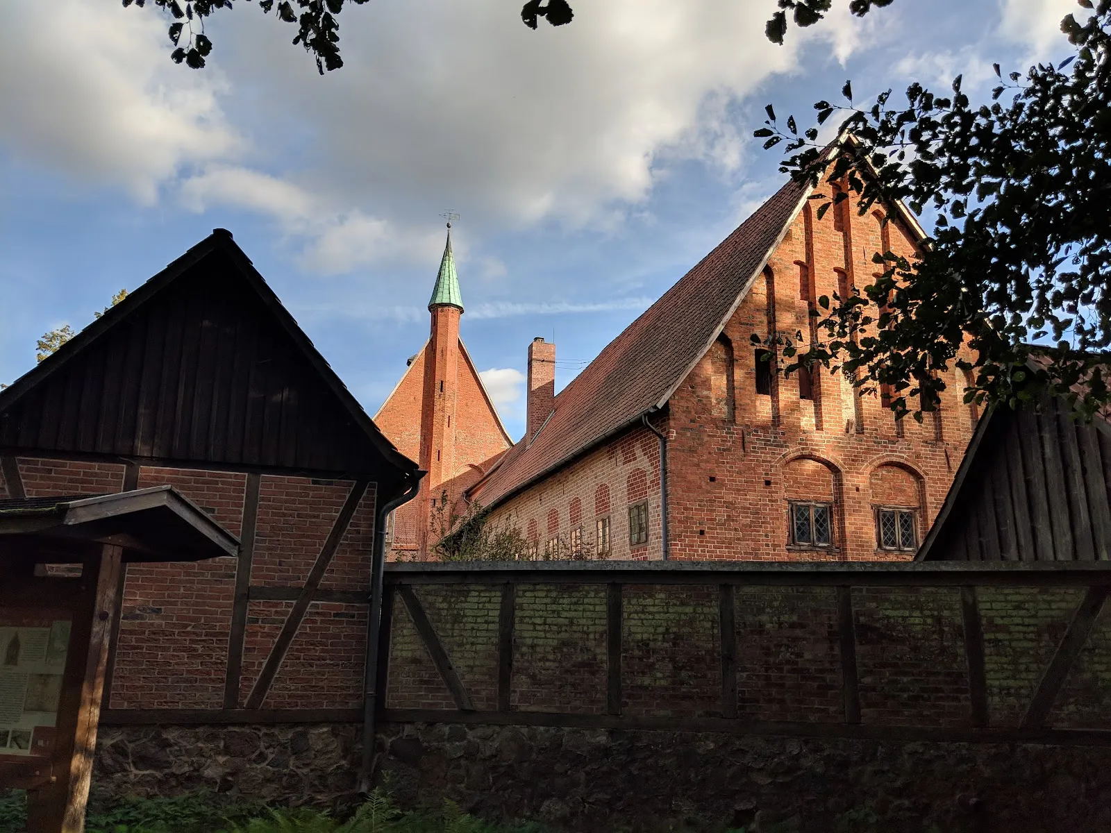 Здание монастыря Изенхаген