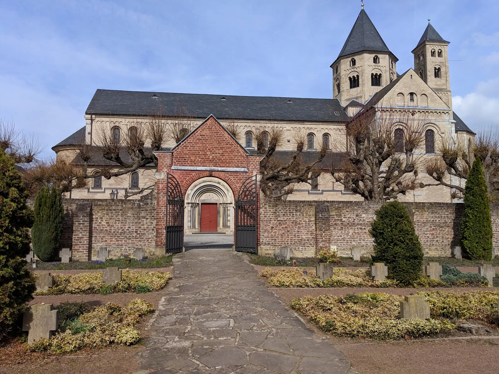 Фасад старинного монастыря Кнехтштеден