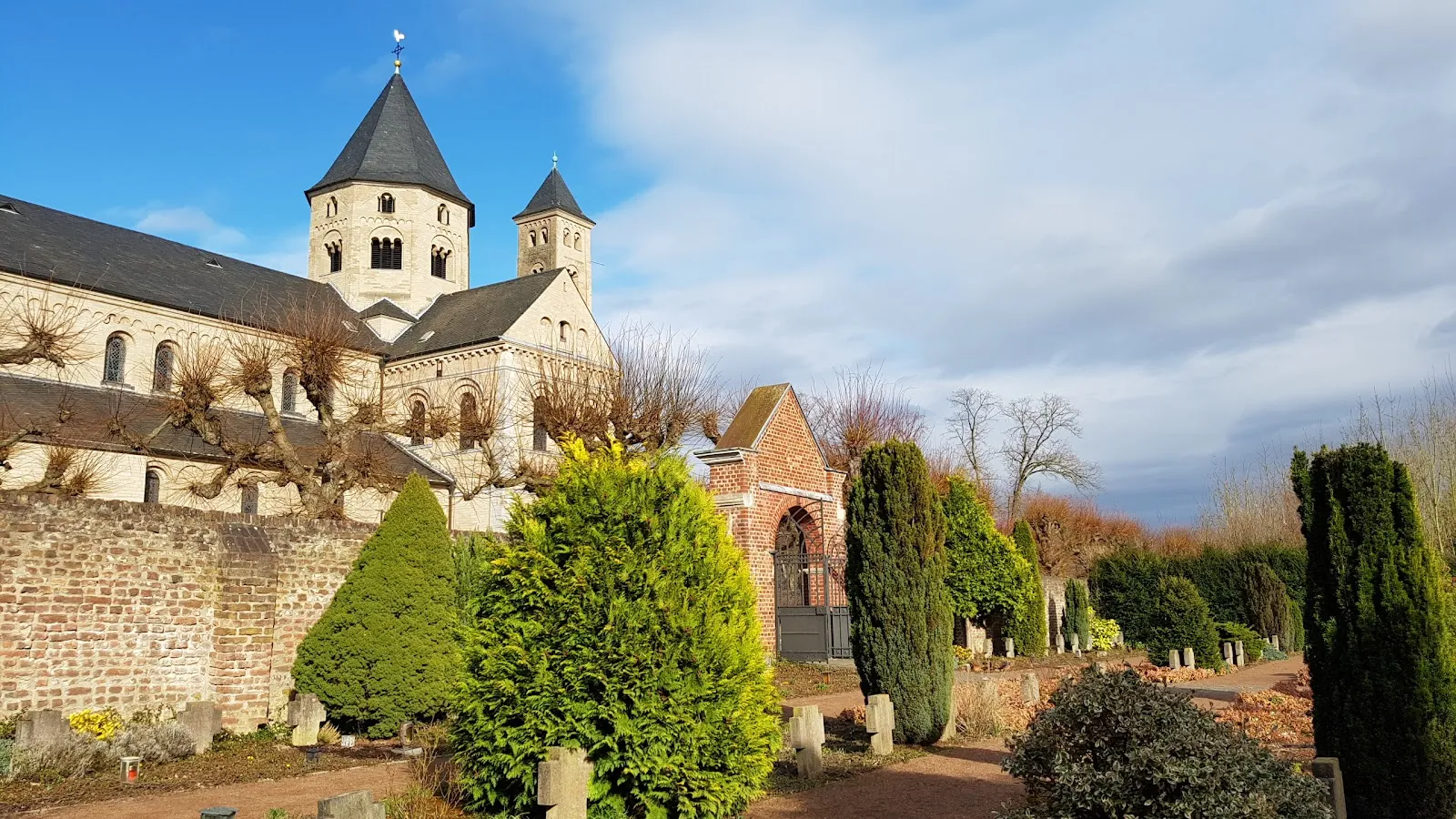 Фасад старинного монастыря Кнехтштеден