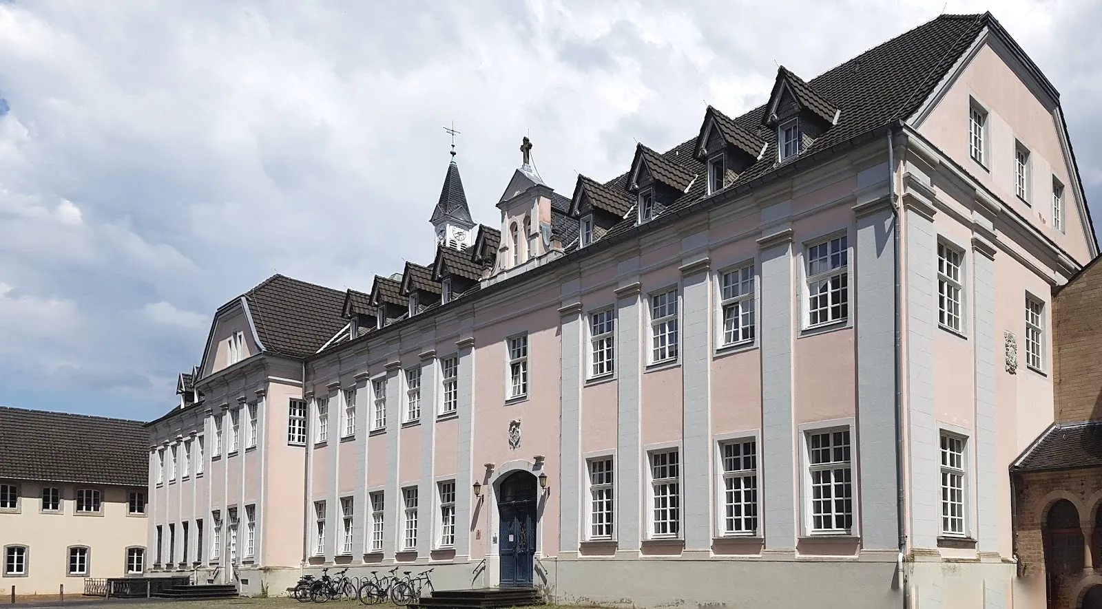 Фасад старинного монастыря Кнехтштеден