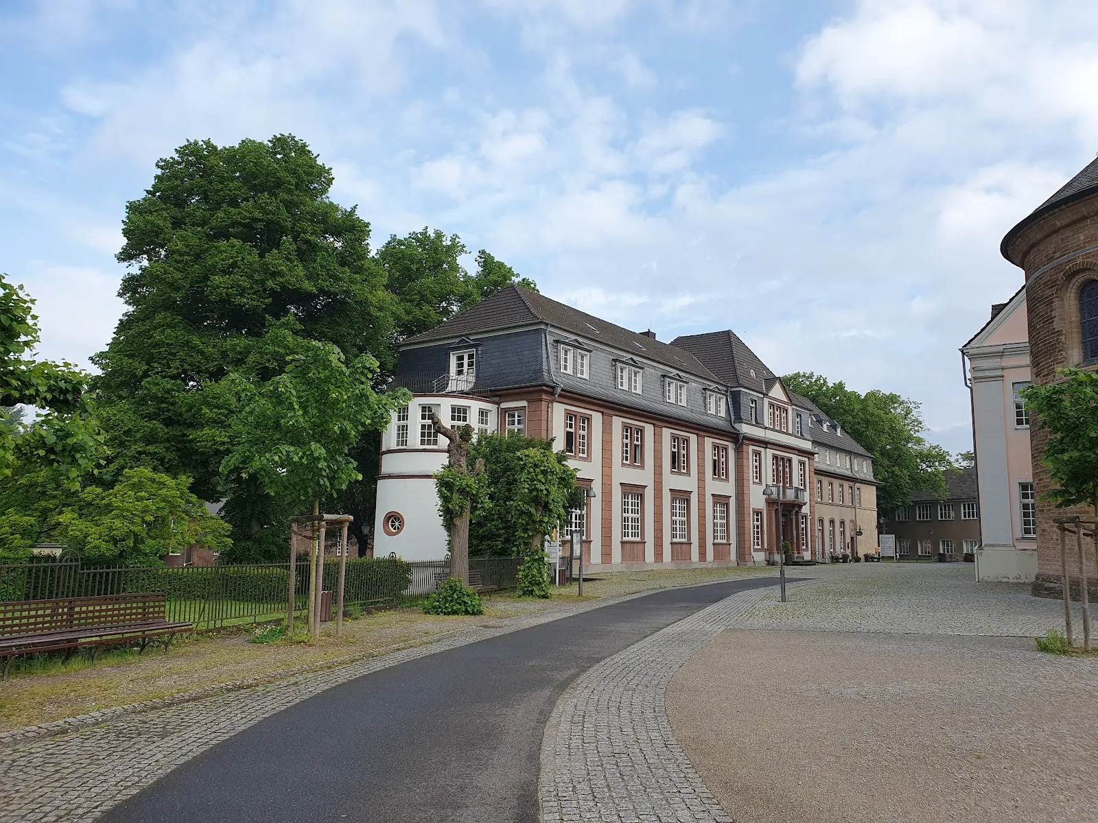 Фасад старинного монастыря Кнехтштеден