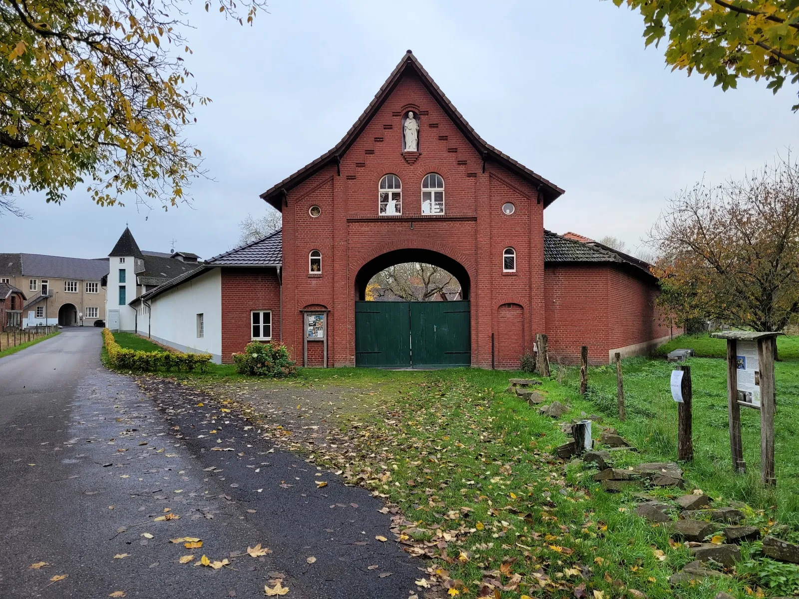 Фасад старинного монастыря Кнехтштеден