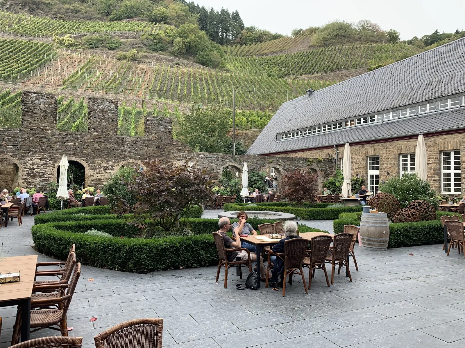 Вид на монастырь Мариенталь с окружающей природой