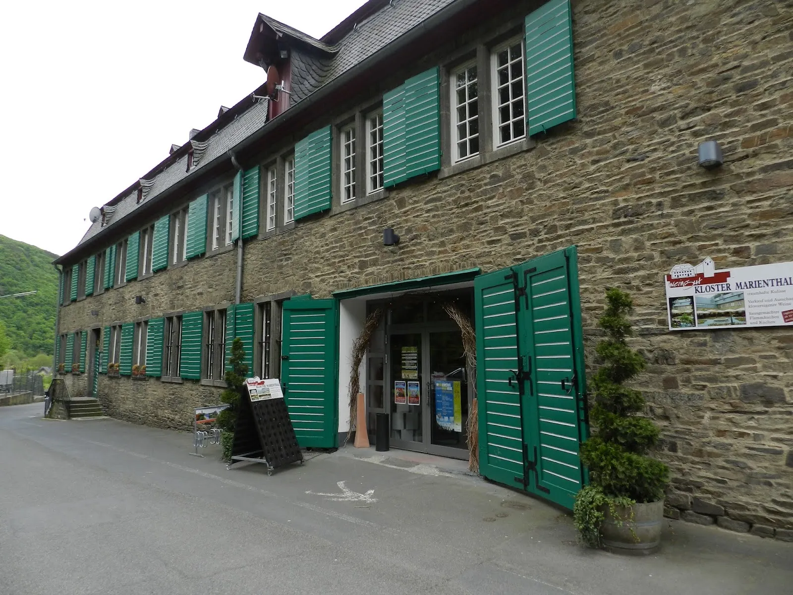 Вид на монастырь Мариенталь с окружающей природой