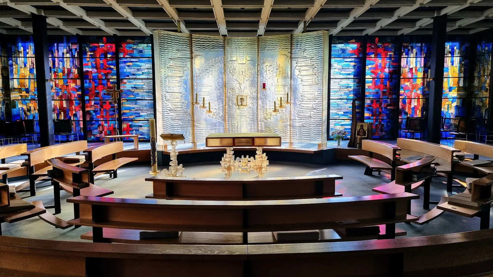 Вид на фасад Монастыря Нючау