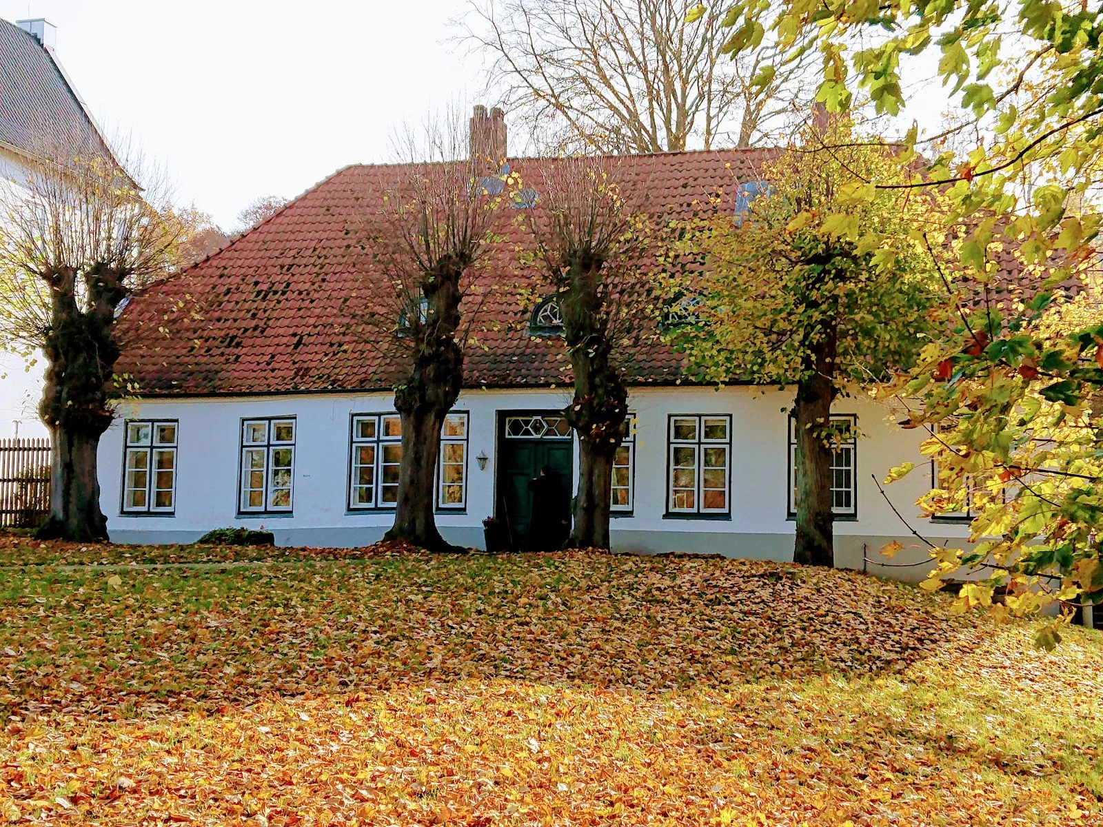 Вид на фасад Монастыря Нючау