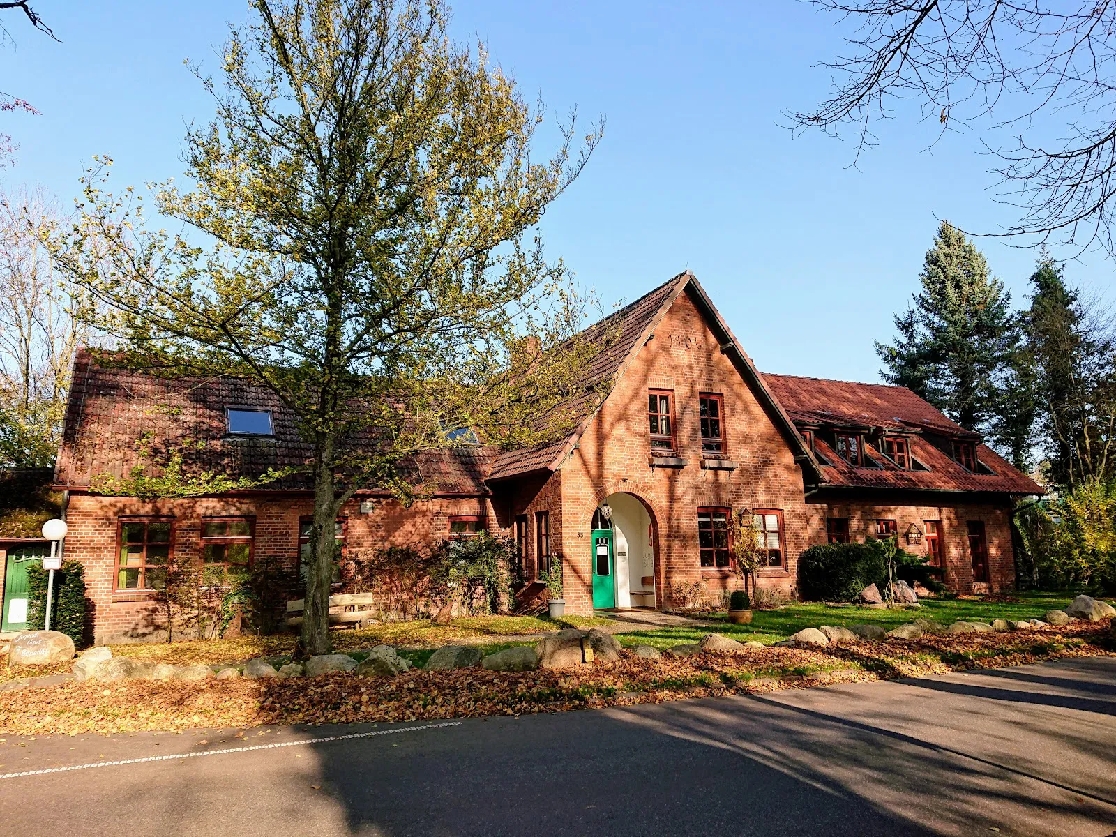 Вид на фасад Монастыря Нючау