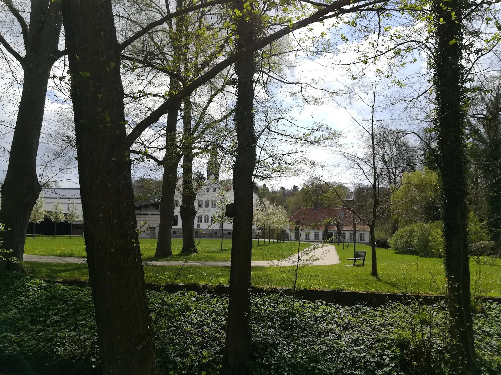 Вид на фасад Монастыря Нючау