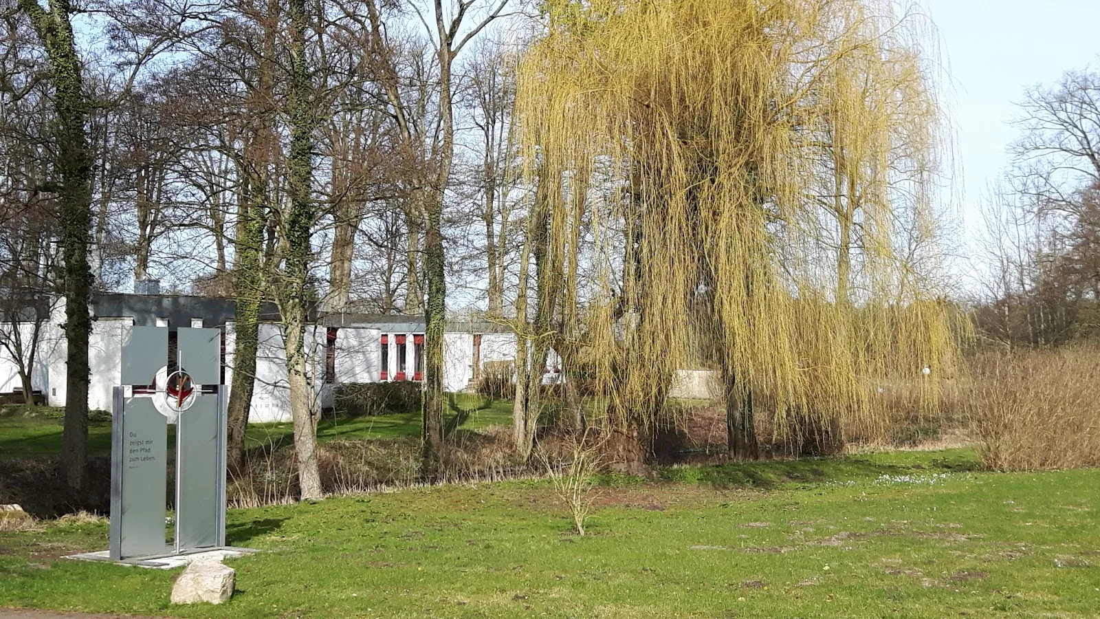 Вид на фасад Монастыря Нючау