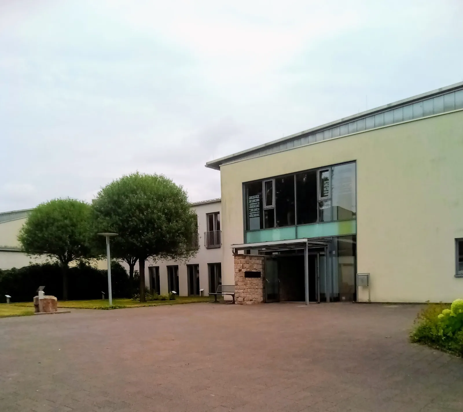 Здание монастыря Святого Креста Херштелле