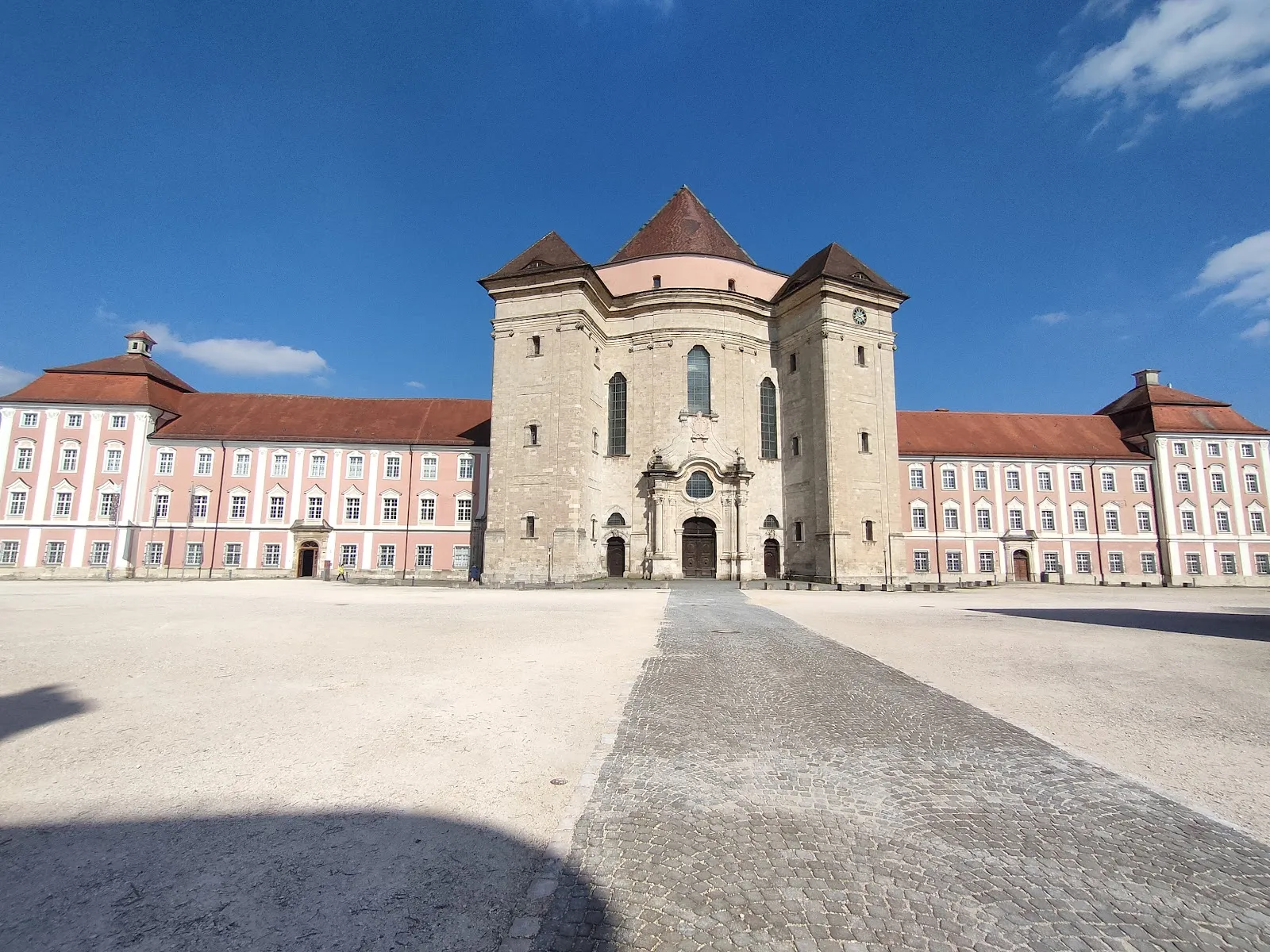 Вид на Монастырь Виблинген с башней и прилегающим парком