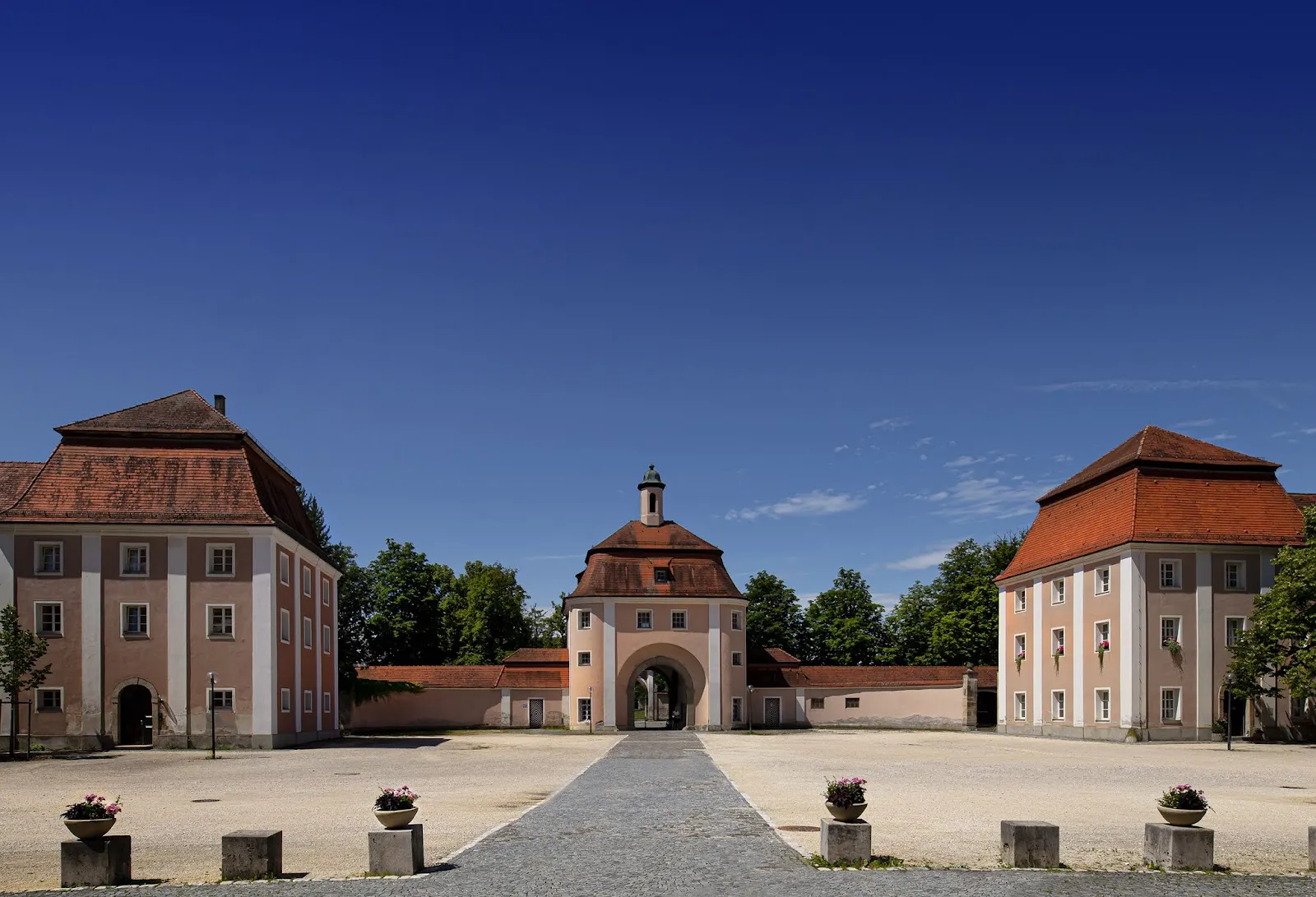 Вид на Монастырь Виблинген с башней и прилегающим парком