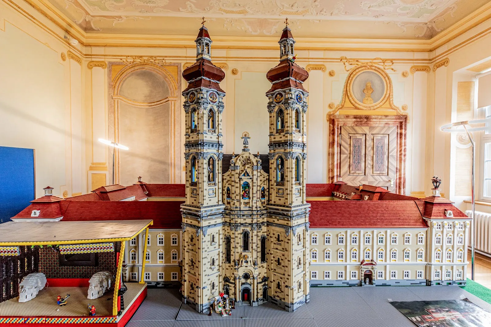 Вид на Монастырь Виблинген с башней и прилегающим парком