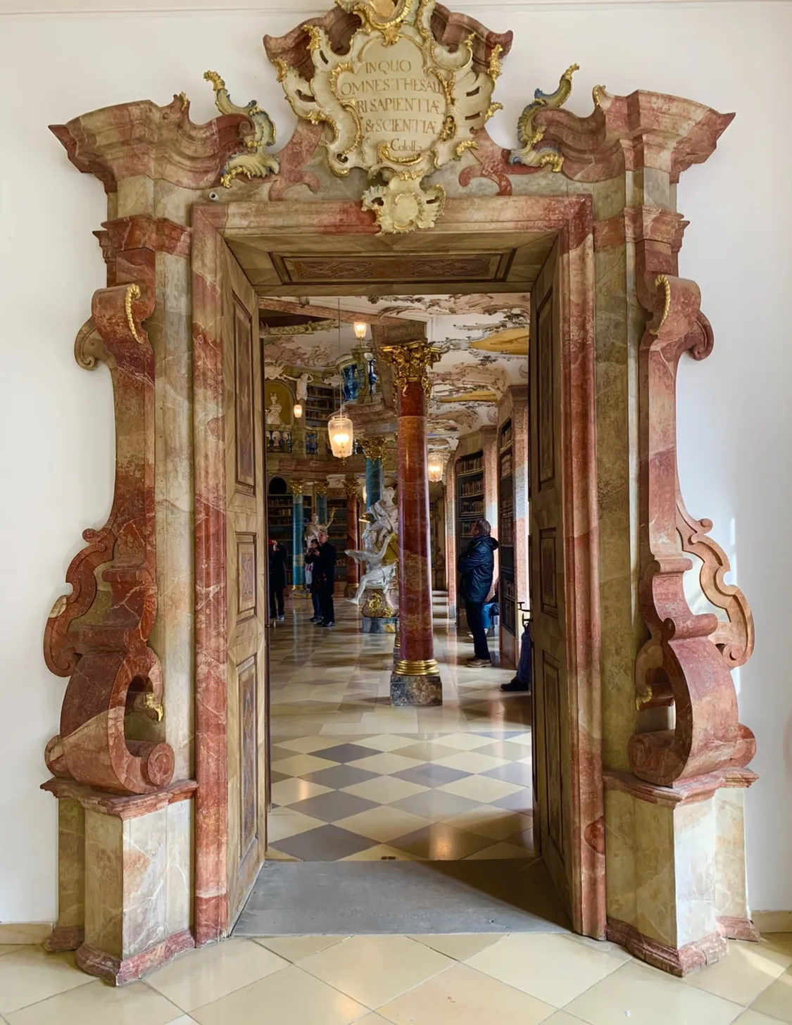 Вид на Монастырь Виблинген с башней и прилегающим парком