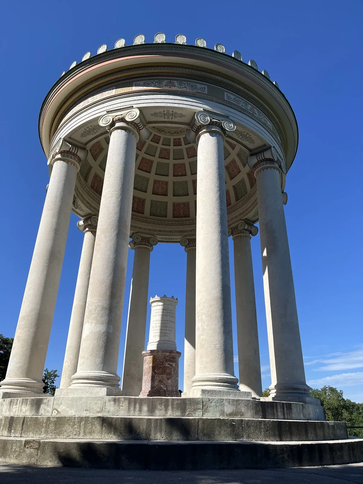 Круглый храм Моноптерос в Английском саду Мюнхена