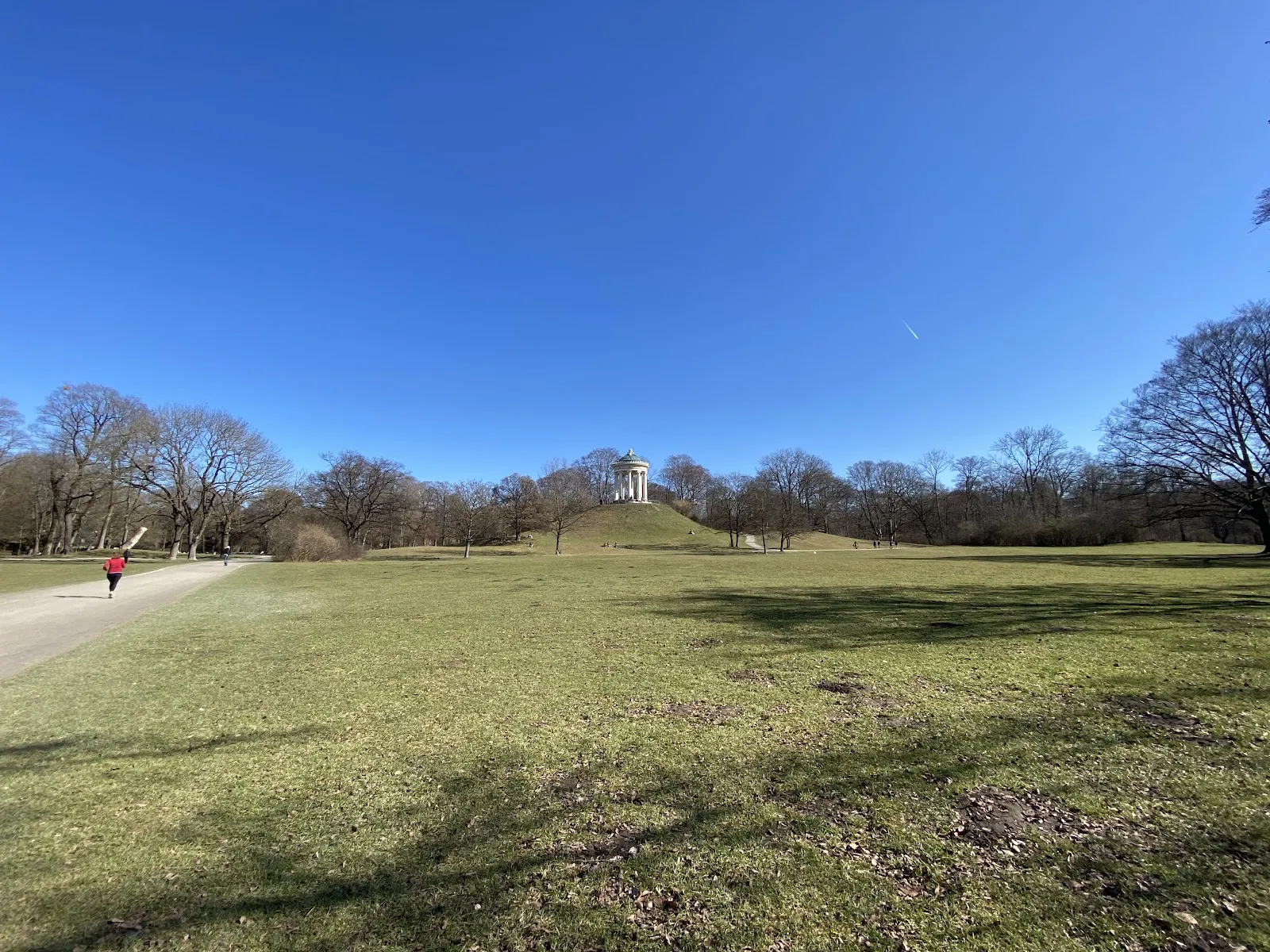 Круглый храм Моноптерос в Английском саду Мюнхена