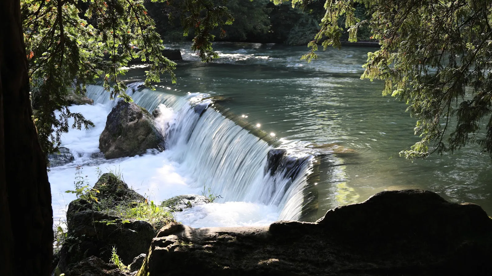 Круглый храм Моноптерос в Английском саду Мюнхена