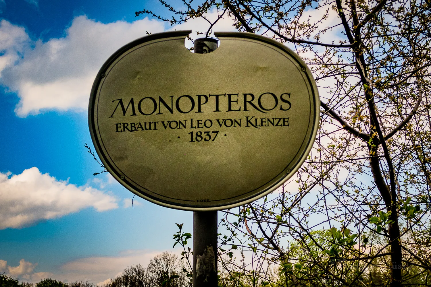 Круглый храм Моноптерос в Английском саду Мюнхена