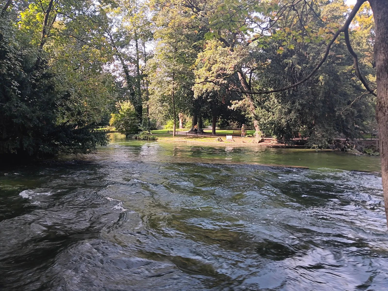Круглый храм Моноптерос в Английском саду Мюнхена
