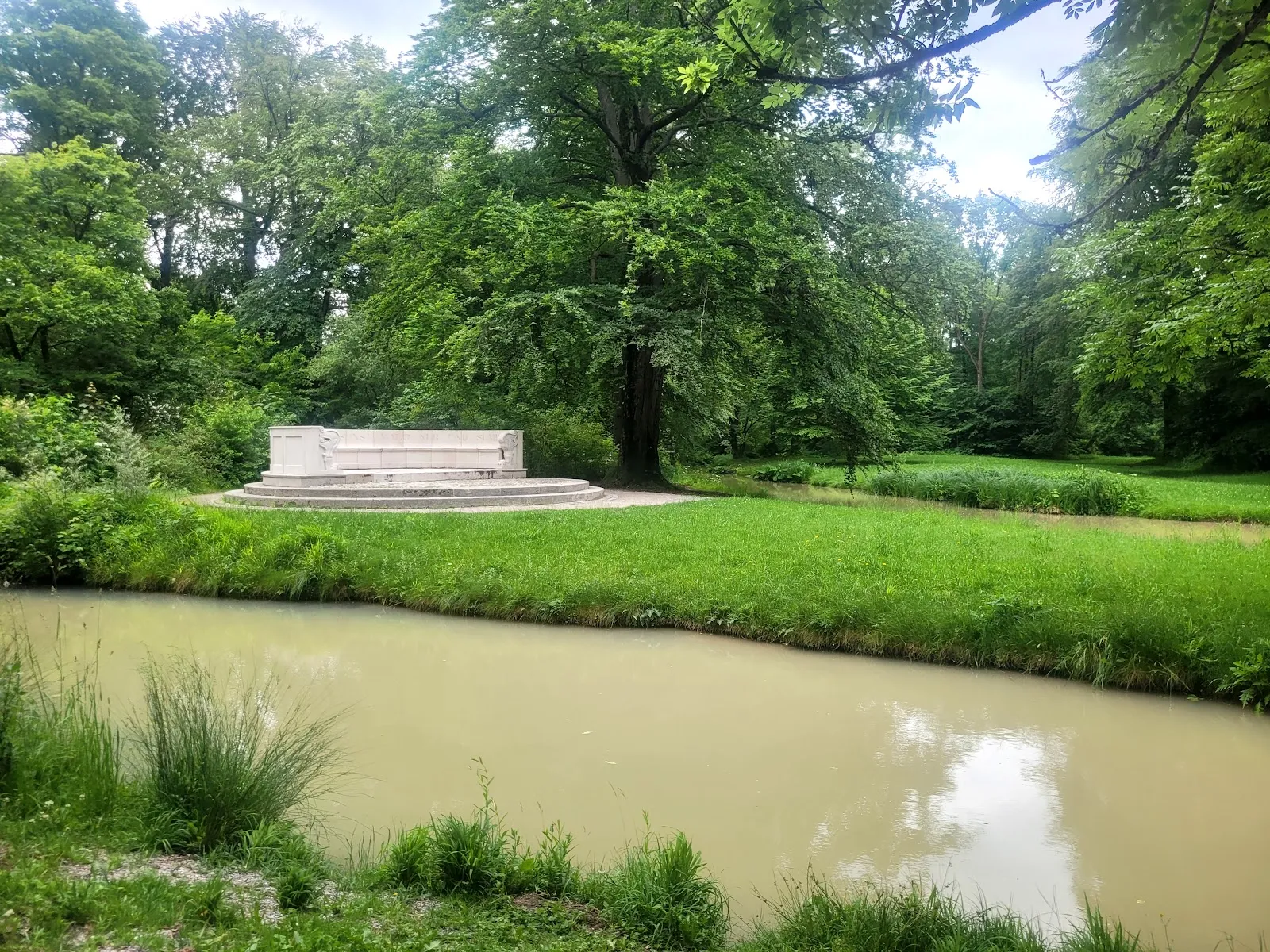 Круглый храм Моноптерос в Английском саду Мюнхена