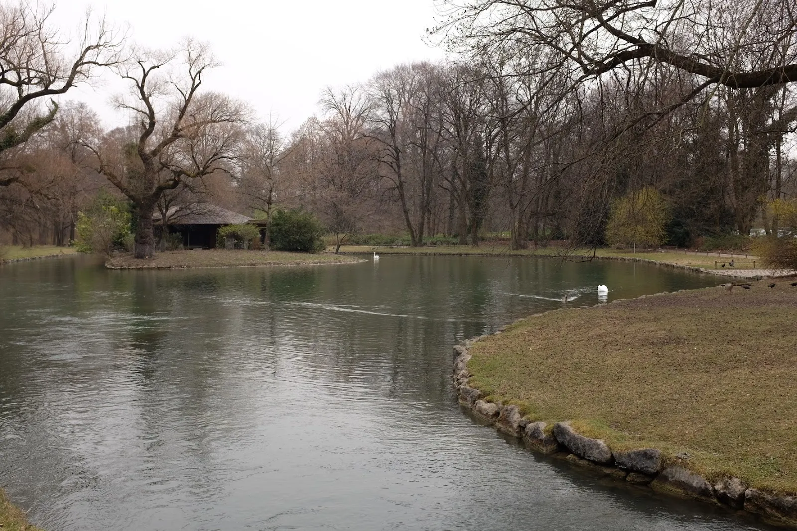 Круглый храм Моноптерос в Английском саду Мюнхена