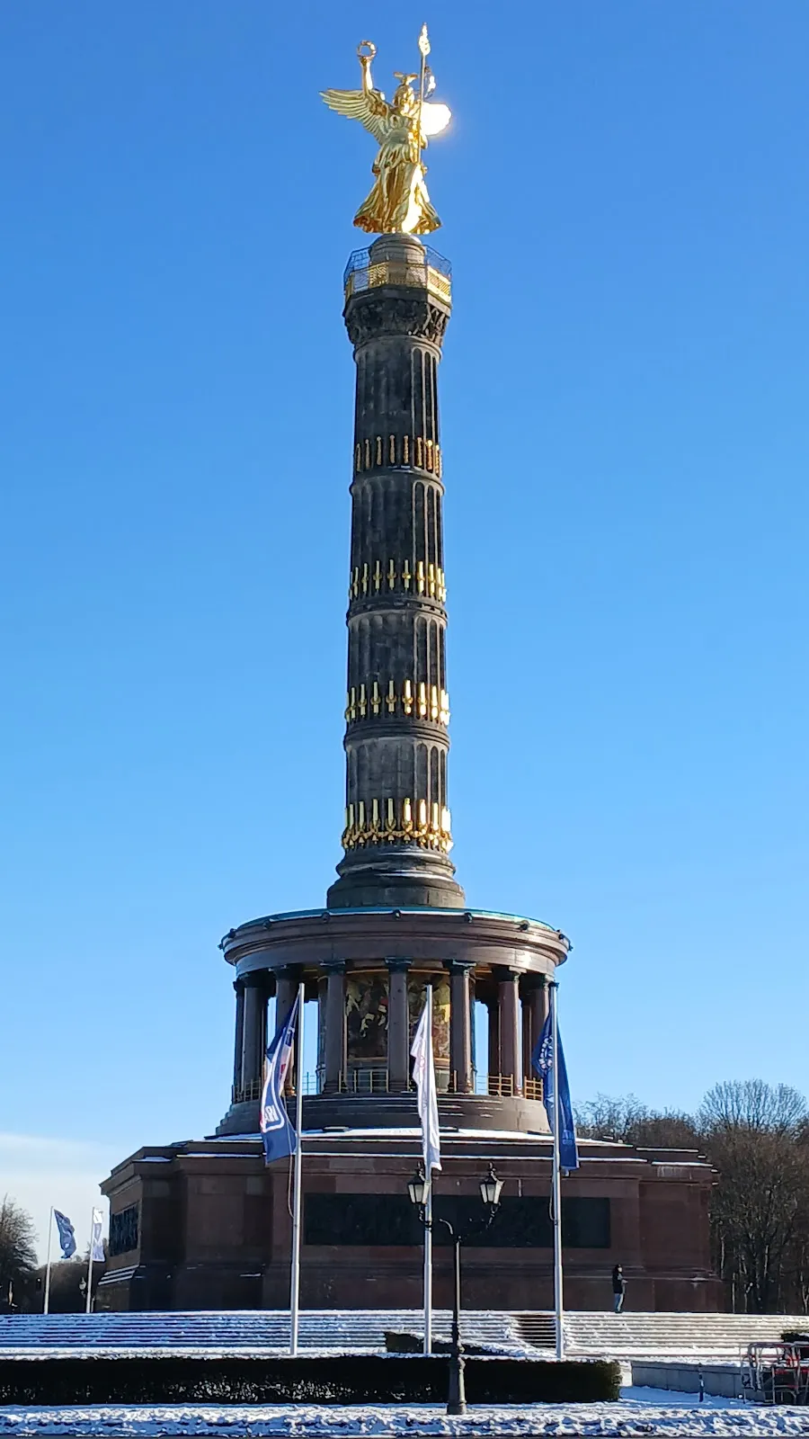 Вид на Монумент Руна в Берлине, Германия, с элементами архитектуры и неба.
