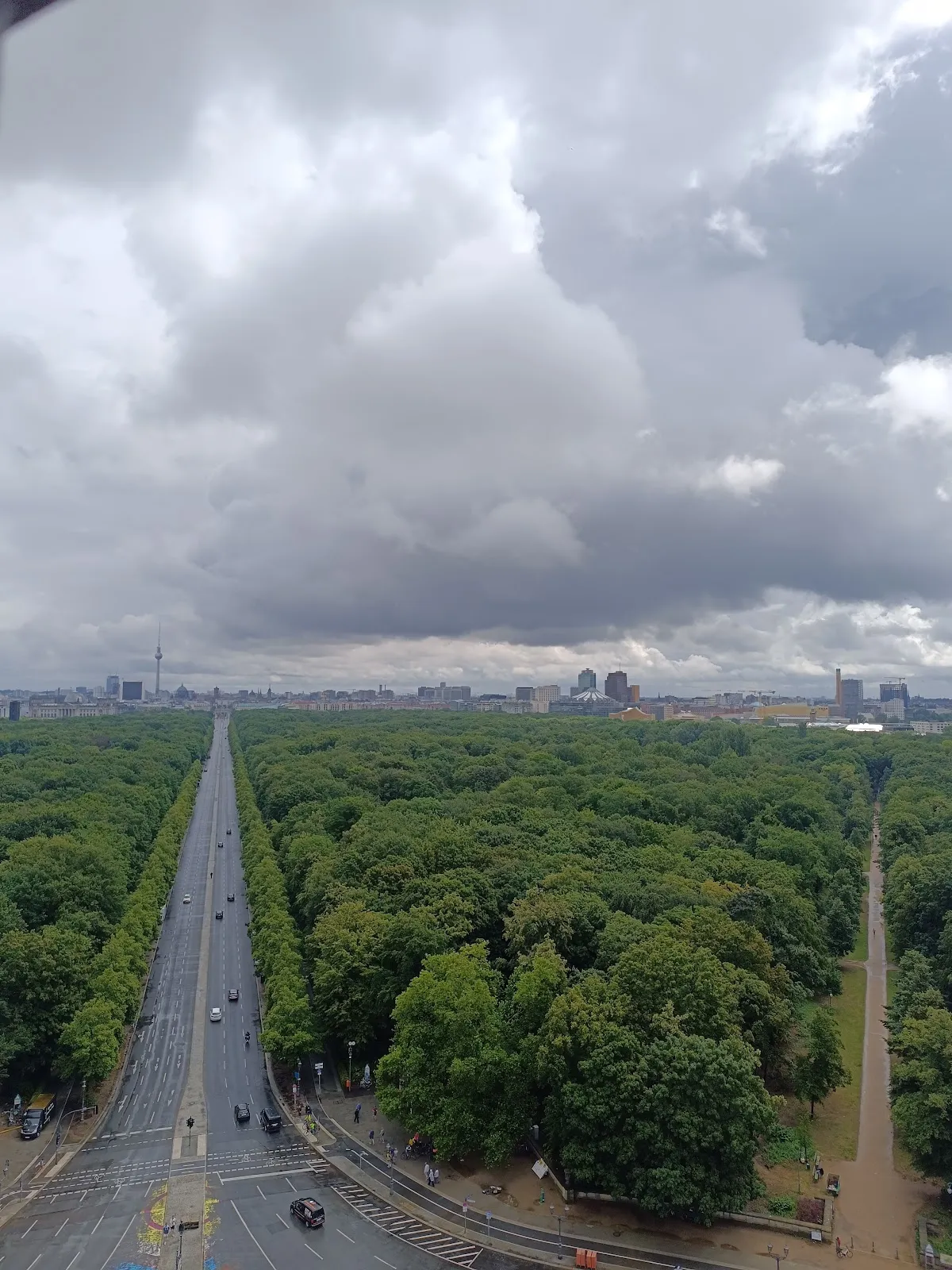 Вид на Монумент Руна в Берлине, Германия, с элементами архитектуры и неба.