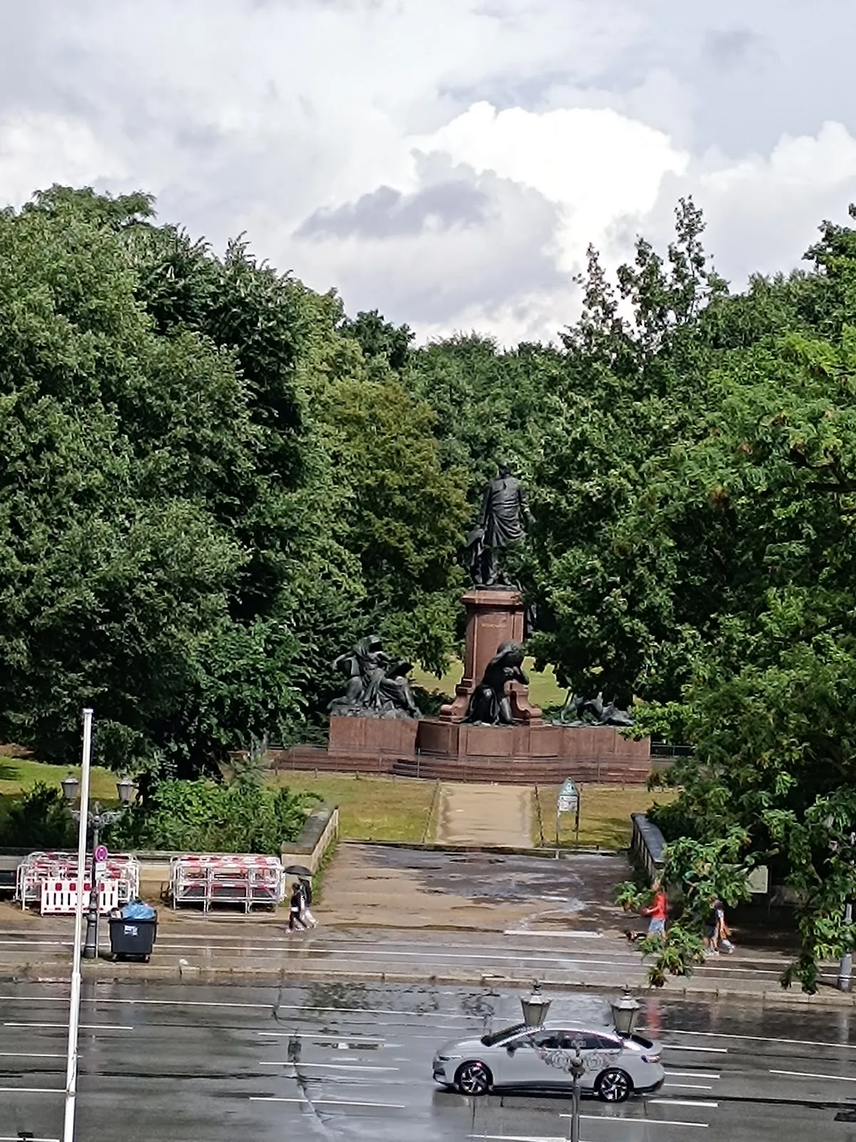 Вид на Монумент Руна в Берлине, Германия, с элементами архитектуры и неба.