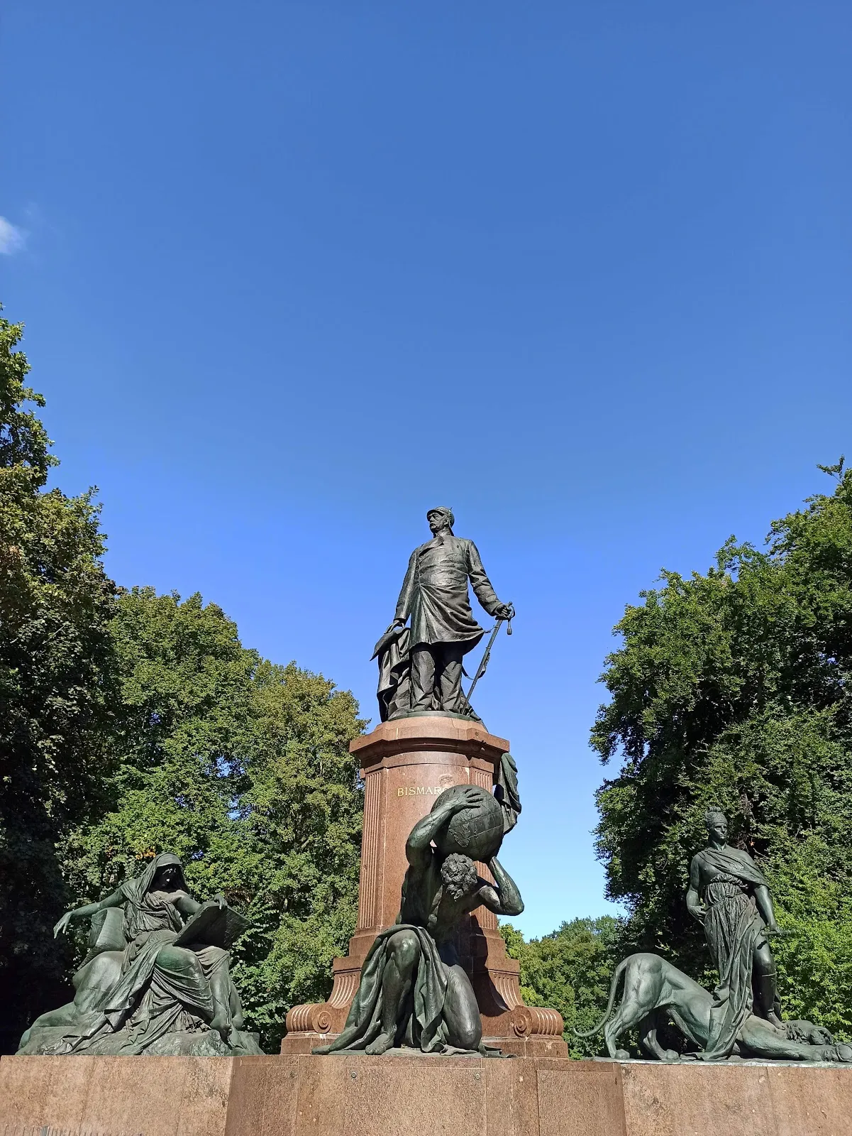 Вид на Монумент Руна в Берлине, Германия, с элементами архитектуры и неба.