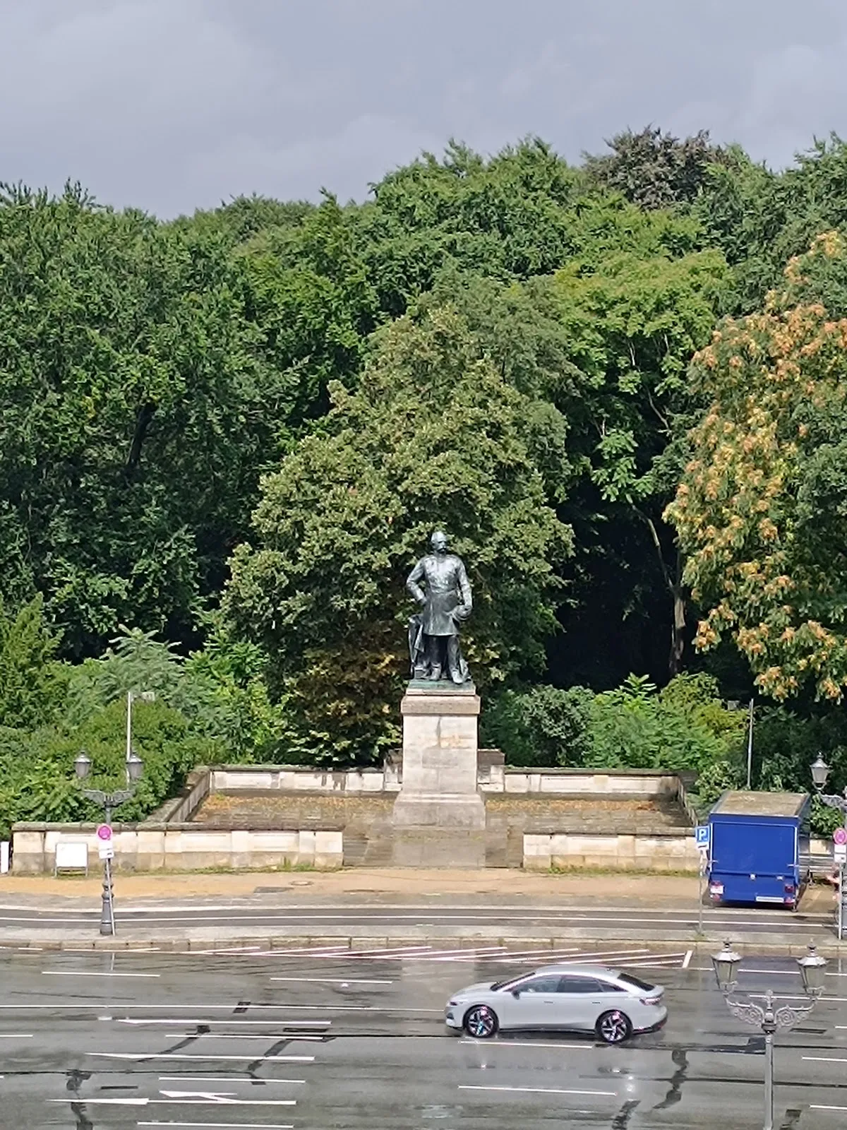 Вид на Монумент Руна в Берлине, Германия, с элементами архитектуры и неба.