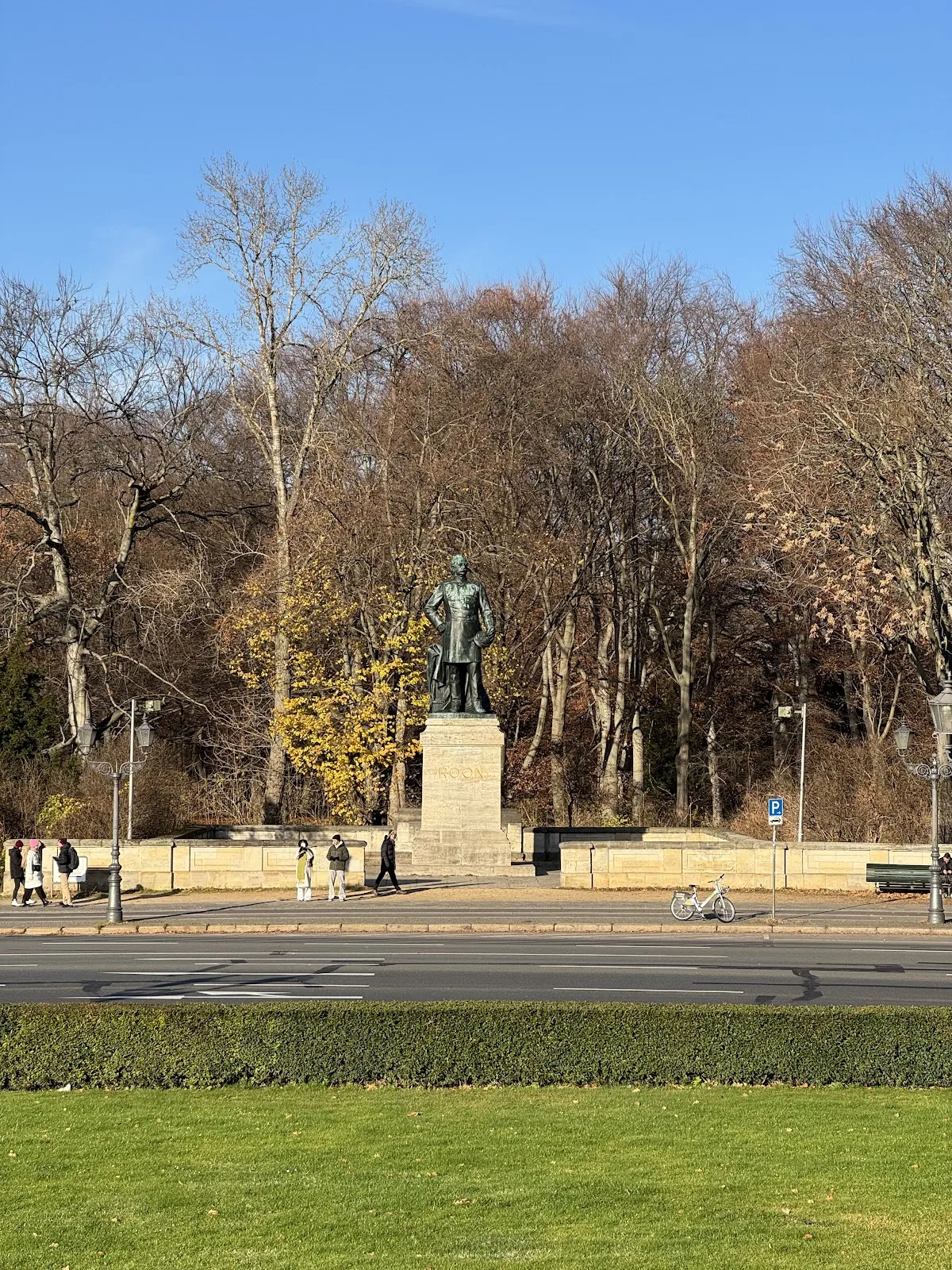 Вид на Монумент Руна в Берлине, Германия, с элементами архитектуры и неба.