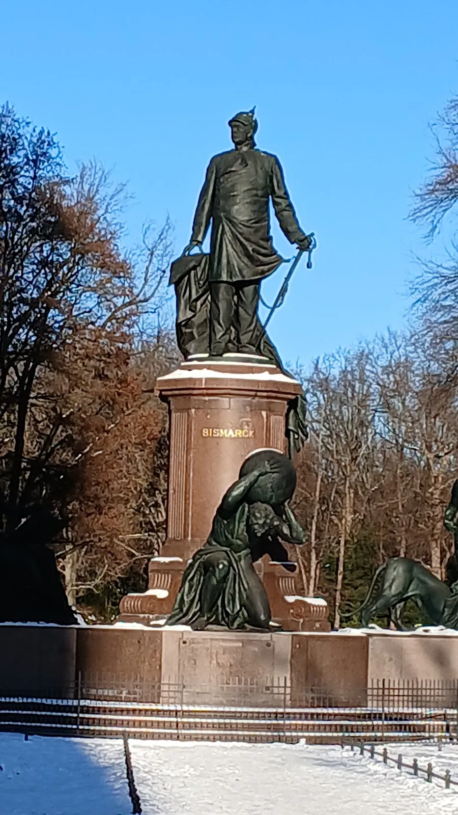 Вид на Монумент Руна в Берлине, Германия, с элементами архитектуры и неба.