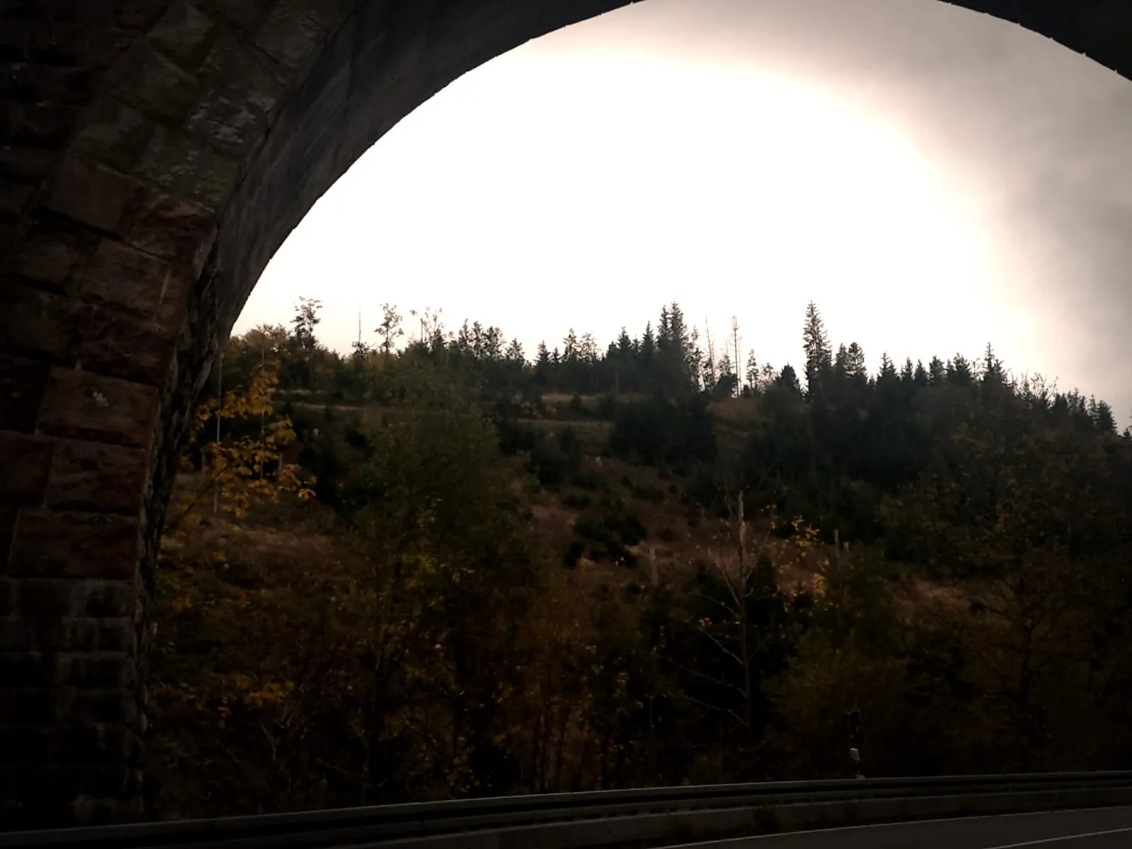 Исторический мост в Клаусталь-Целлерфельде, Германия, символ индустриального прошлого.