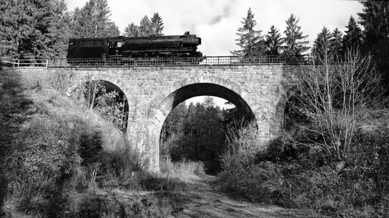 Исторический мост в Клаусталь-Целлерфельде, Германия, символ индустриального прошлого.