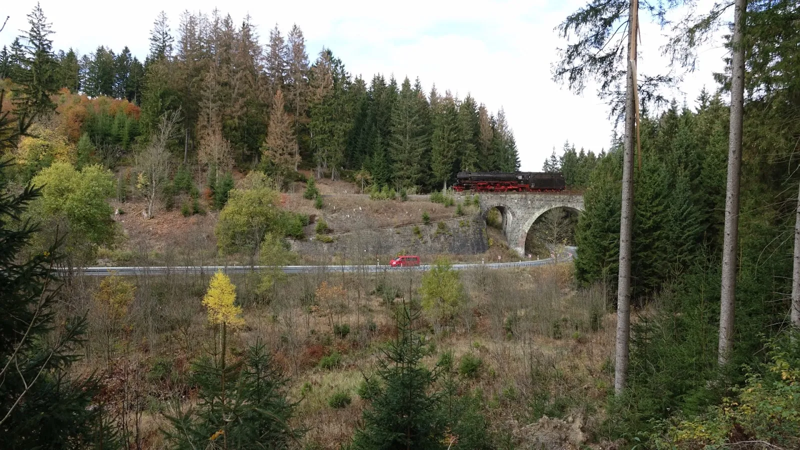 Исторический мост в Клаусталь-Целлерфельде, Германия, символ индустриального прошлого.