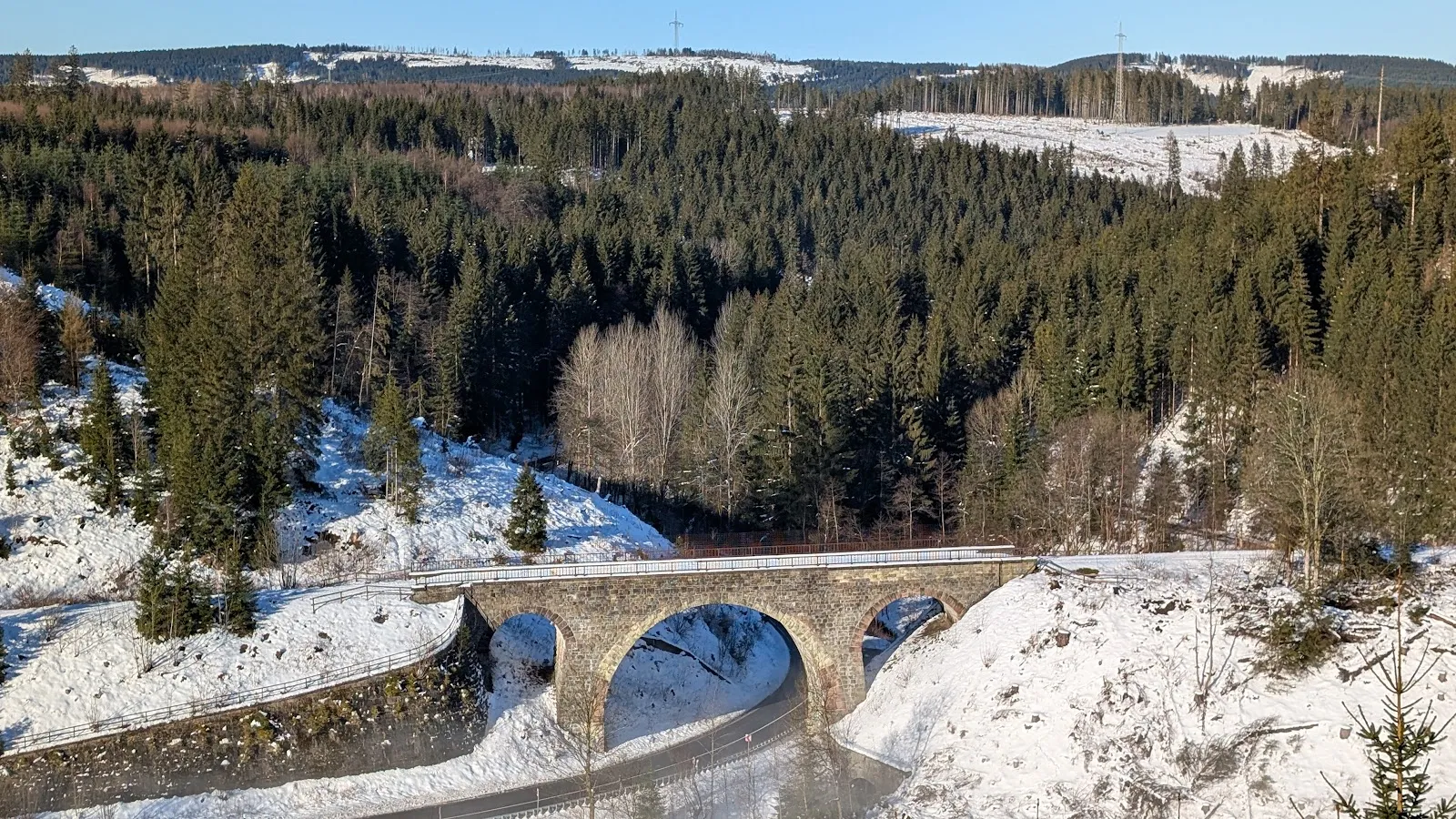 Исторический мост в Клаусталь-Целлерфельде, Германия, символ индустриального прошлого.