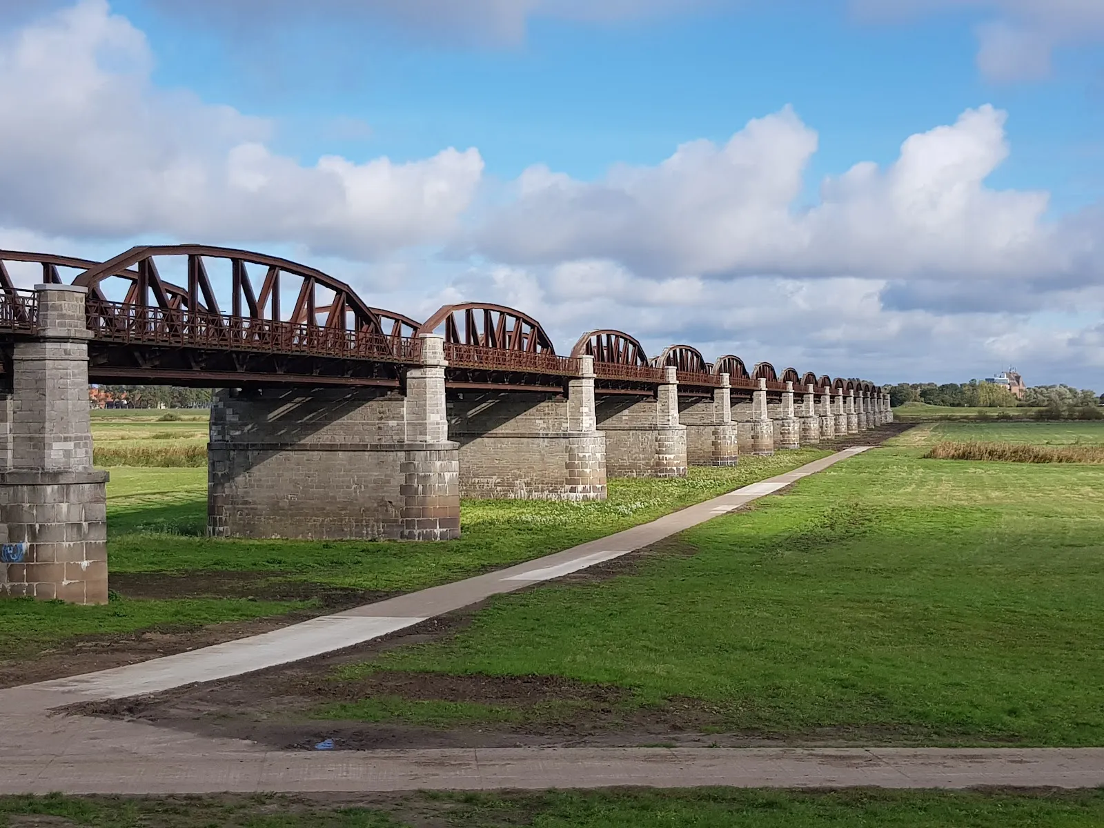 Исторический мост в Лангендорфе, Германия, с характерной архитектурой.
