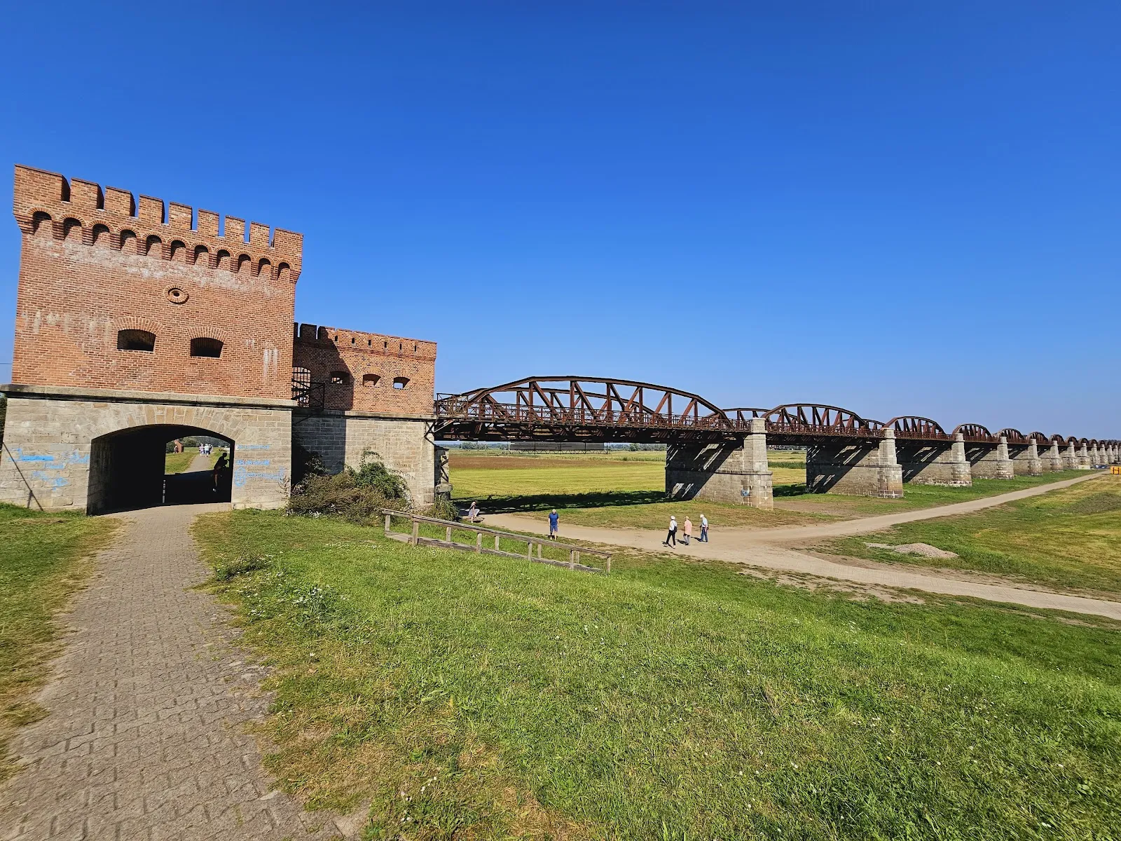 Исторический мост в Лангендорфе, Германия, с характерной архитектурой.