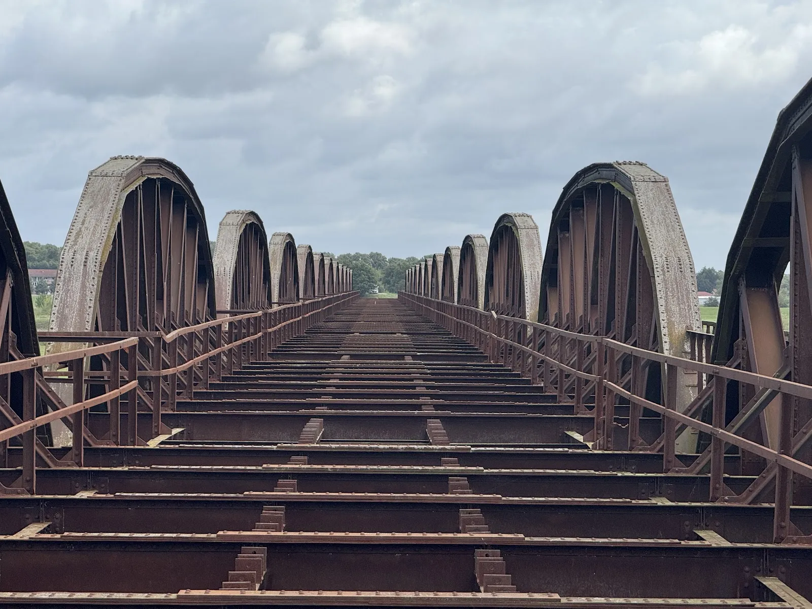 Исторический мост в Лангендорфе, Германия, с характерной архитектурой.