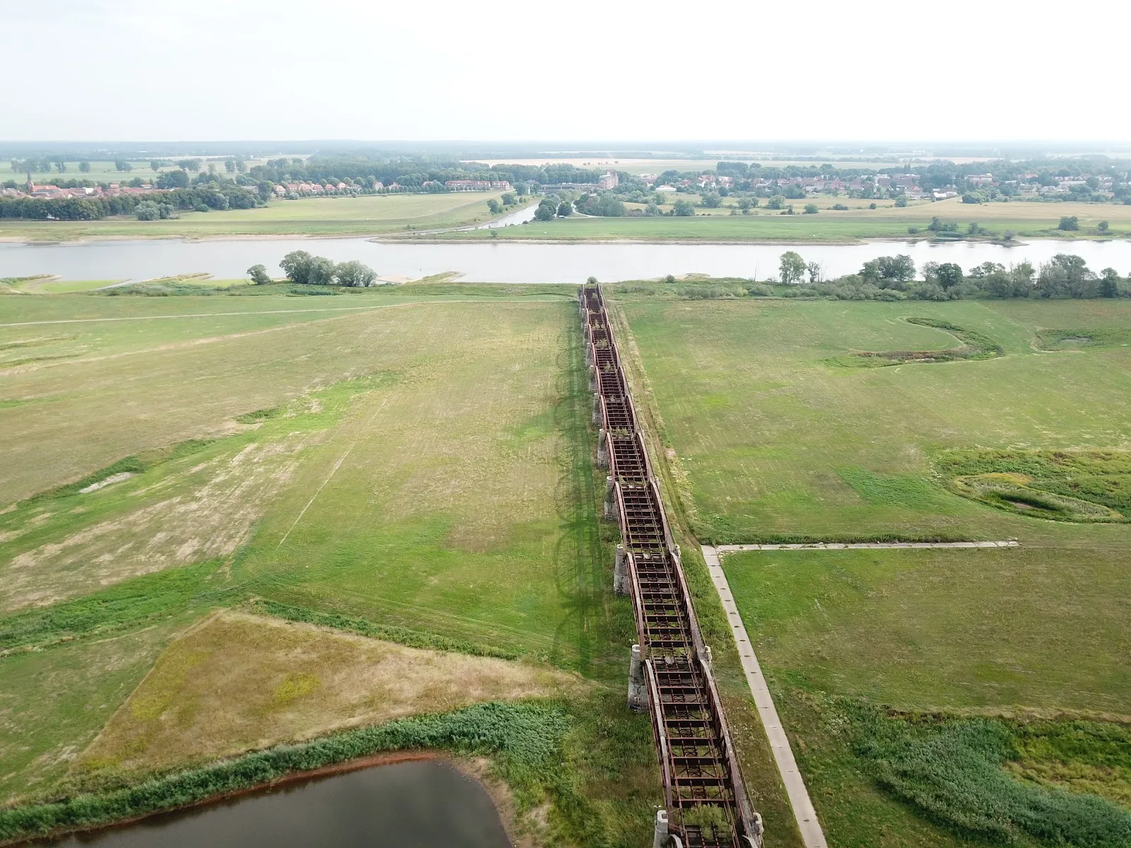 Исторический мост в Лангендорфе, Германия, с характерной архитектурой.